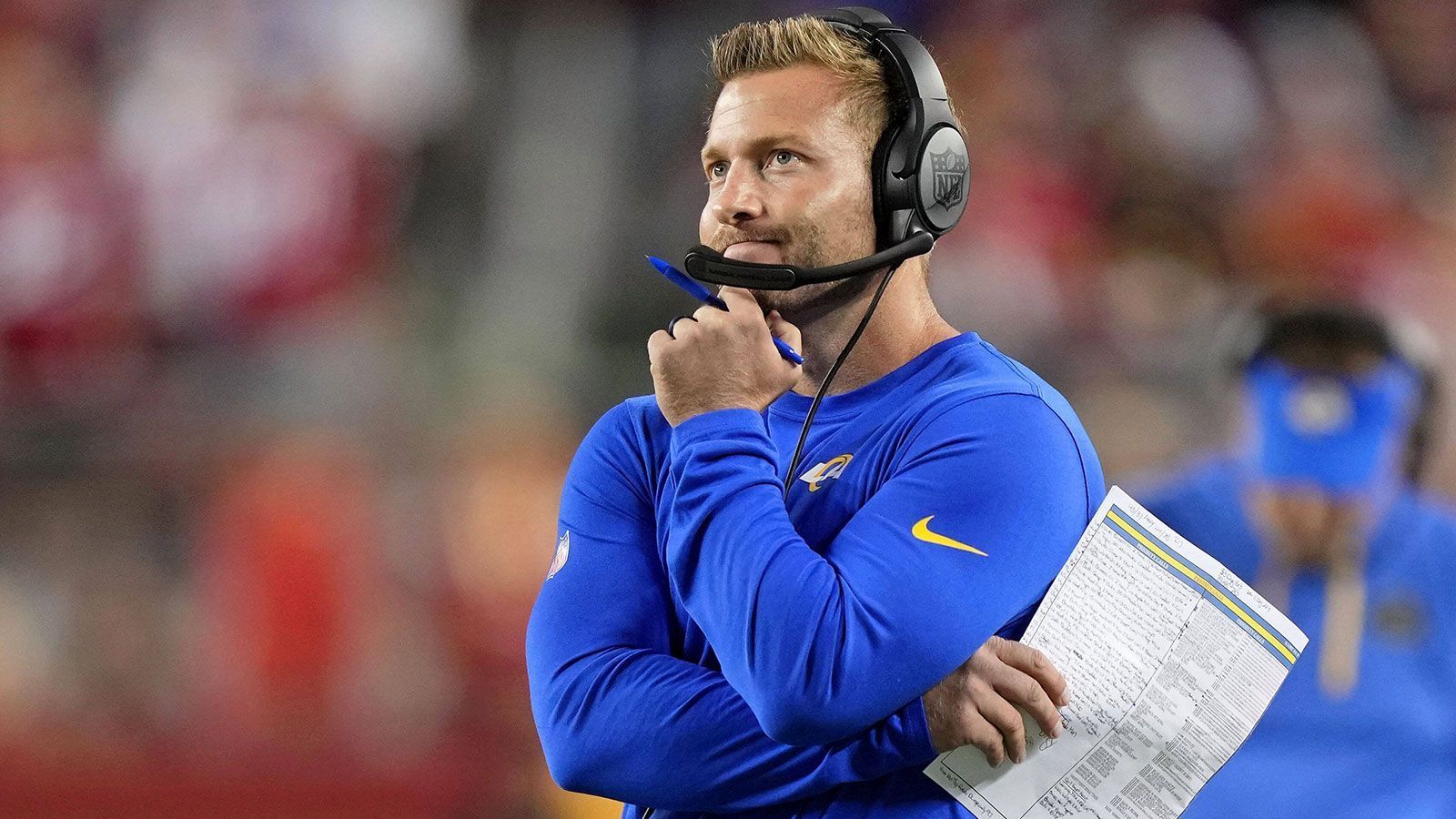 
                <strong>Los Angeles Rams: Tiefer Fall nach dem großen Erfolg</strong><br>
                Nach dem Super-Bowl-Triumph im Februar galt das Team von Head Coach Sean McVay zu Saisonbeginn erneut als einer der Topfavoriten, wurde aber schnell auf den Boden der Tatsachen geholt. In Woche 1 war man gegen die Bills (10:31) chancenlos, auch gegen Dallas (10:22) und San Francisco (9:24, 14:31) setzte es deutliche Pleiten. In Regular-Season-Duellen mit den 49ers wartet L.A. nun schon seit acht Spielen auf einen Sieg. "Es hat nichts mit der Historie zu tun. Sie haben uns in der zweiten Hälfte ausgespielt", so McVay über die jüngste Pleite, bei der es zur Halbzeit noch 14:10 für die Rams stand. Einzig gegen die Falcons, Cardinals und Panthers gelangen bislang Siege, von den Mannschaften zählt allerdings keine zu den Top-Teams.
              