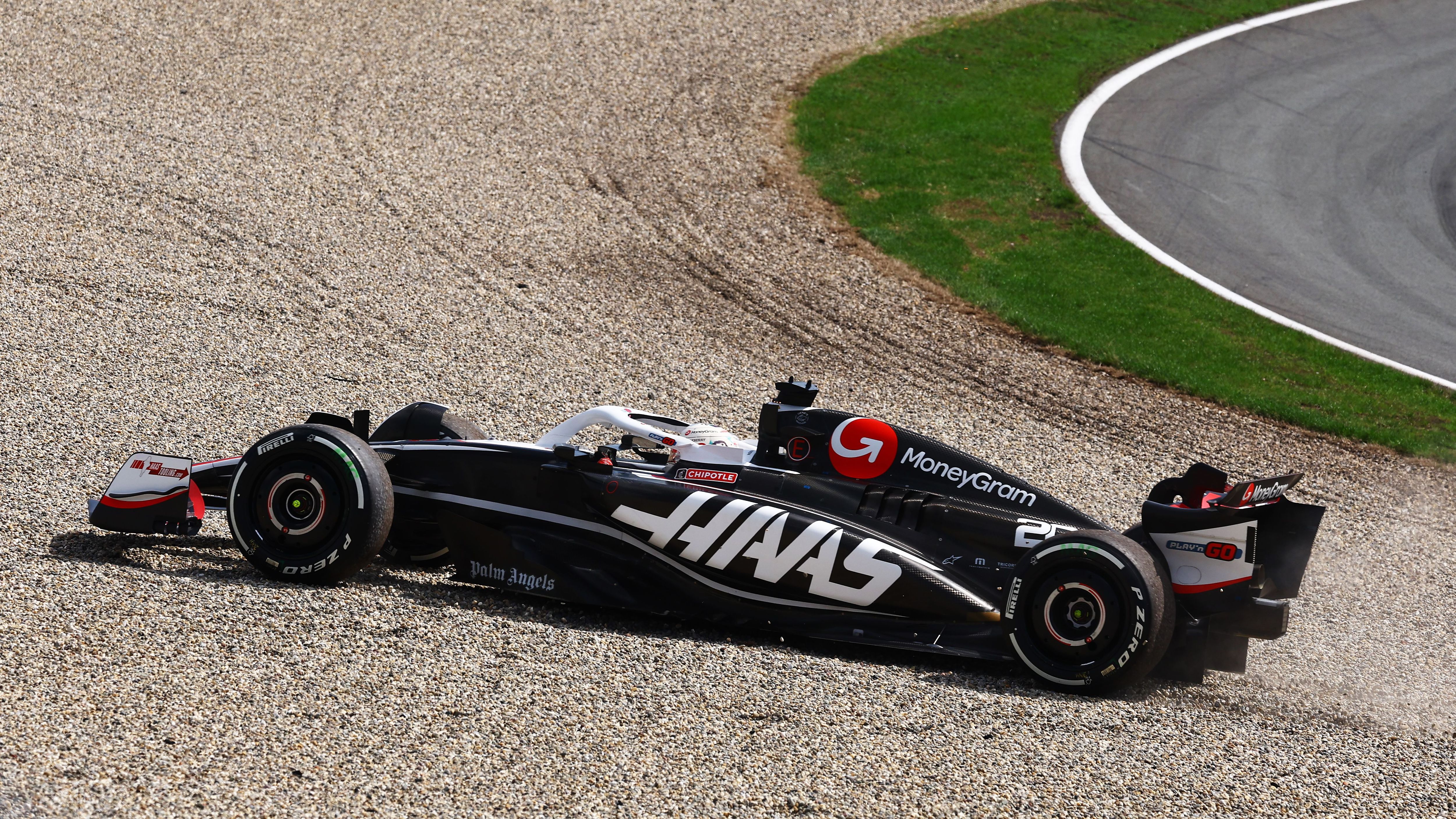 <strong>Verlierer: Kevin Magnussen</strong><br>Platz zehn in Monza, ein solides Ergebnis für Magnussen. Doch für seine Kollision mit Pierre Gasly kassierte der Haas-Pilot zwei weitere Strafpunkte. Damit darf Magnussen in zwei Wochen beim Großen Preis von Aserbaidschan in Baku nicht starten. Klar, die Regelauslegung der FIA ist nicht immer zu einhundert Prozent ersichtlich, aber der Däne produziert zu viele Fehler.