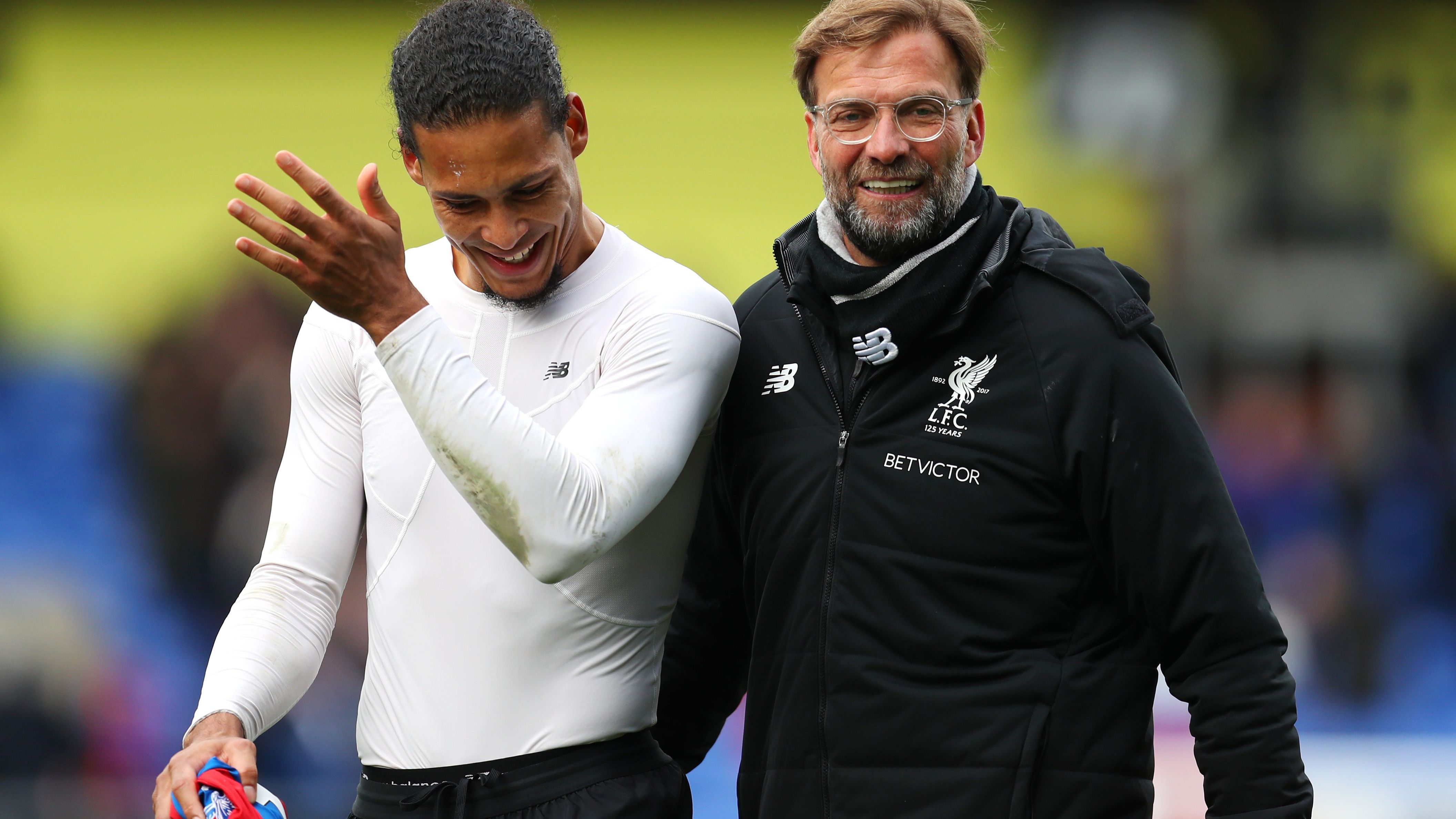 <strong>Abwehrstar van Dijk kommt Anfang 2018 nach Liverpool</strong><br>Anfang 2018 musste Klopp den Abgang von Philippe Coutinho zu Barca hinnehmen. Mit unter anderem den 135 Millionen Euro Ablöse für den Brasilianer finanzierte Liverpool dann Verteidiger Virgil van Dijk, der seitdem der unumstrittene Abwehrchef der "Reds" ist.&nbsp;