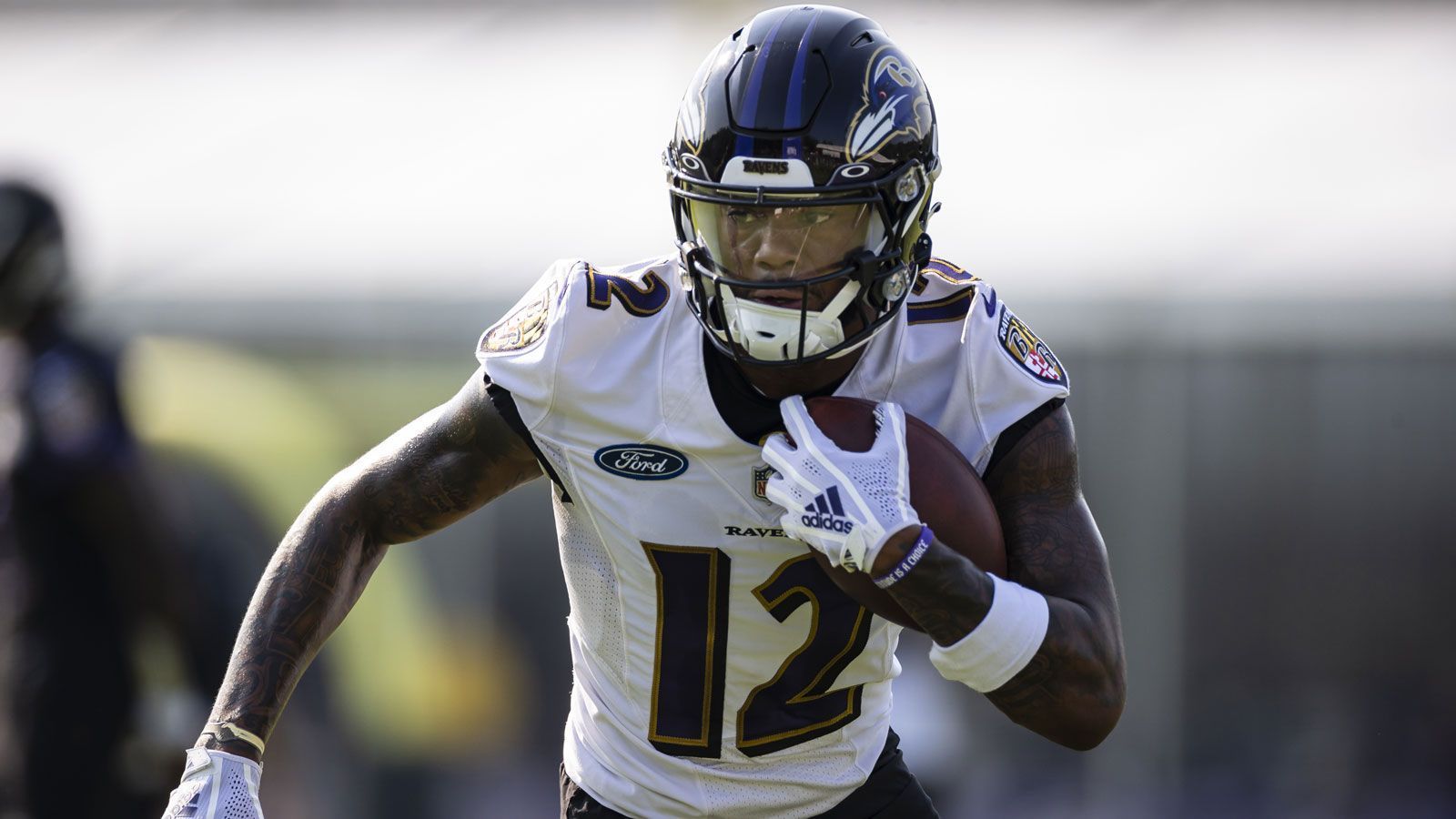 <strong>Wide Receiver: Rashod Bateman (Baltimore Ravens)</strong><br>Jedes Lineup benötigt Spieler wie Rashod Bateman. Er wird wahrscheinlich nie ein Duell im Alleingang entscheiden, aber vieles deutet darauf hin, dass er Woche für Woche solide punkten wird. Bateman spielt seit 2021 für die Ravens, ist aktuell der Wide Receiver Nummer zwei hinter Zay Flowers und geht in Drafts als 79. Receiver über die Ladentheke.&nbsp;