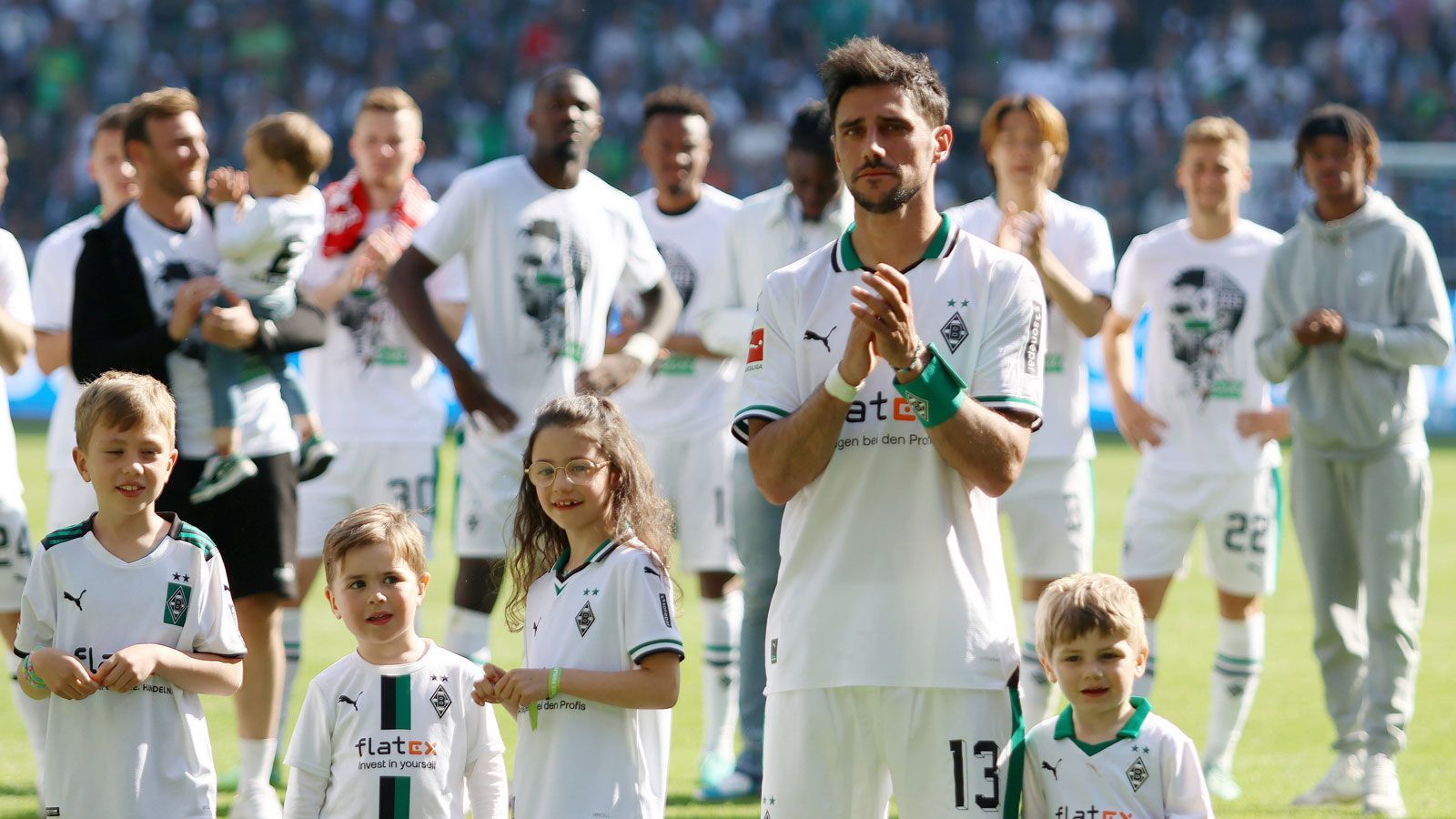 <strong>Lars Stindl</strong><br>
                Die emotionale Rückkehr ist perfekt: Lars Stindl, seit 2015 bei Borussia Mönchengladbach aktiv und einst beim Karlsruher SC ausgebildet, trägt ab der Saison 2023/24 wieder die Farben seines Jugendvereins. "Die Kombination mit zu Hause leben, da wo wir herkommen, plus der Möglichkeit, nochmals beim KSC zu sein - das waren die Beweggründe. Das ist etwas Besonderes, es geht nicht um Finanzielles", sagte Stindl, der einen Einjahresvertrag unterschrieb, dem "kicker".
