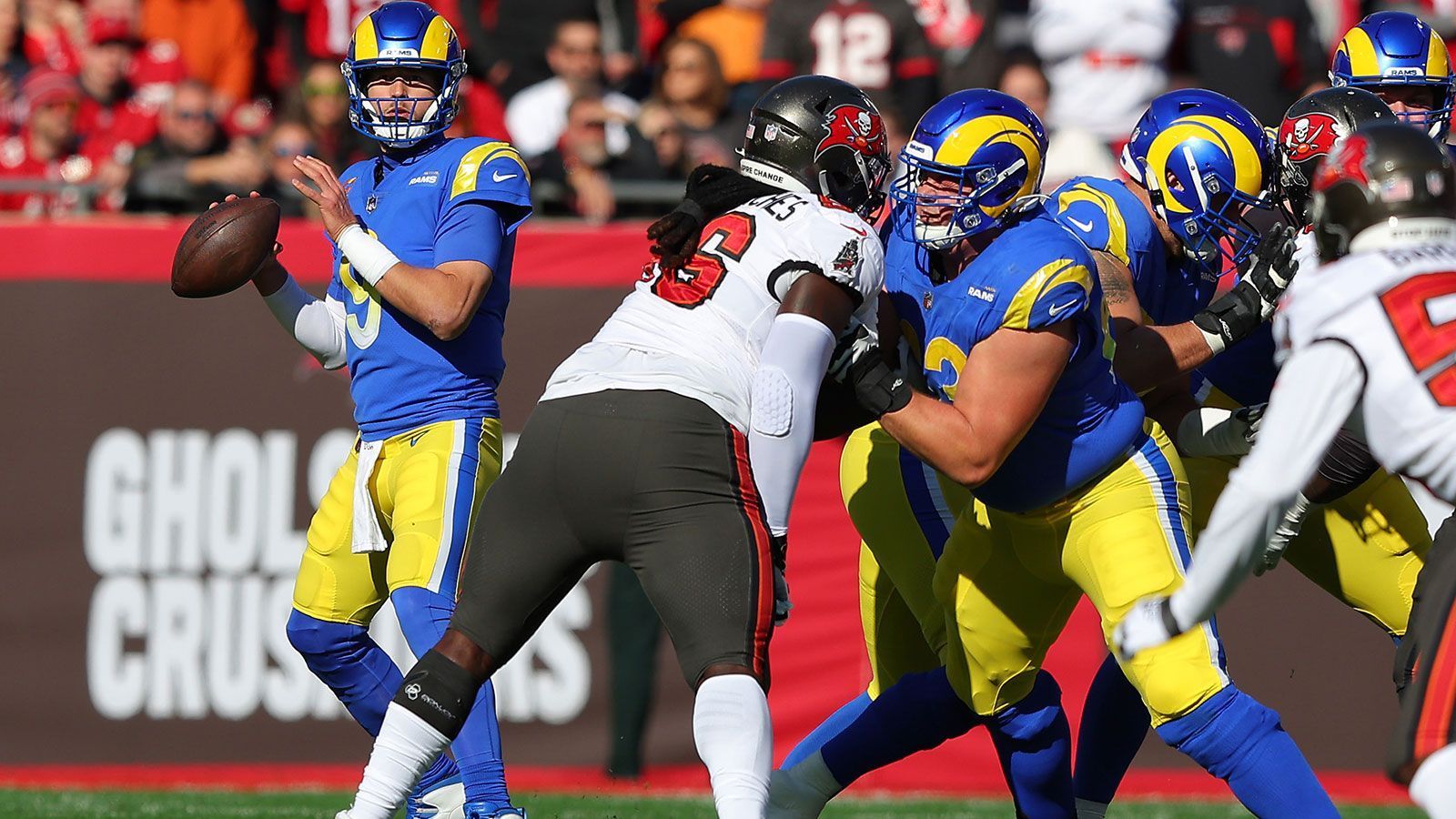 
                <strong>Rams at Bucs: Womit ist zu rechnen?</strong><br>
                Vermutlich eher mit einem defensiv dominierten Matchup, da beide Offensiven bislang eher schleppend unterwegs waren. Ein Schlüsselduell könnte die Offensive Line der Rams gegen die Defensive Front der Buccaneers sein. Bekommt Stafford genug Zeit für einen zweiten oder dritten Read und mehr Spieler als Kupp ins Passspiel eingebunden, könnten die Rams im Raymond James Stadium gegen die angeschlagene Bucs-Secondary gute Chancen haben. Auf der Gegenseite müssen die Bucs eben jenen Kupp aus dem Spiel nehmen. Ansonsten droht, was schon im Divisional Game im Januar passierte - damals hinterließ der 29-Jährige mit neun Catches für 183 Yards und einem Receiving Touchdown eine äußerst intensive Duftmarke.
              