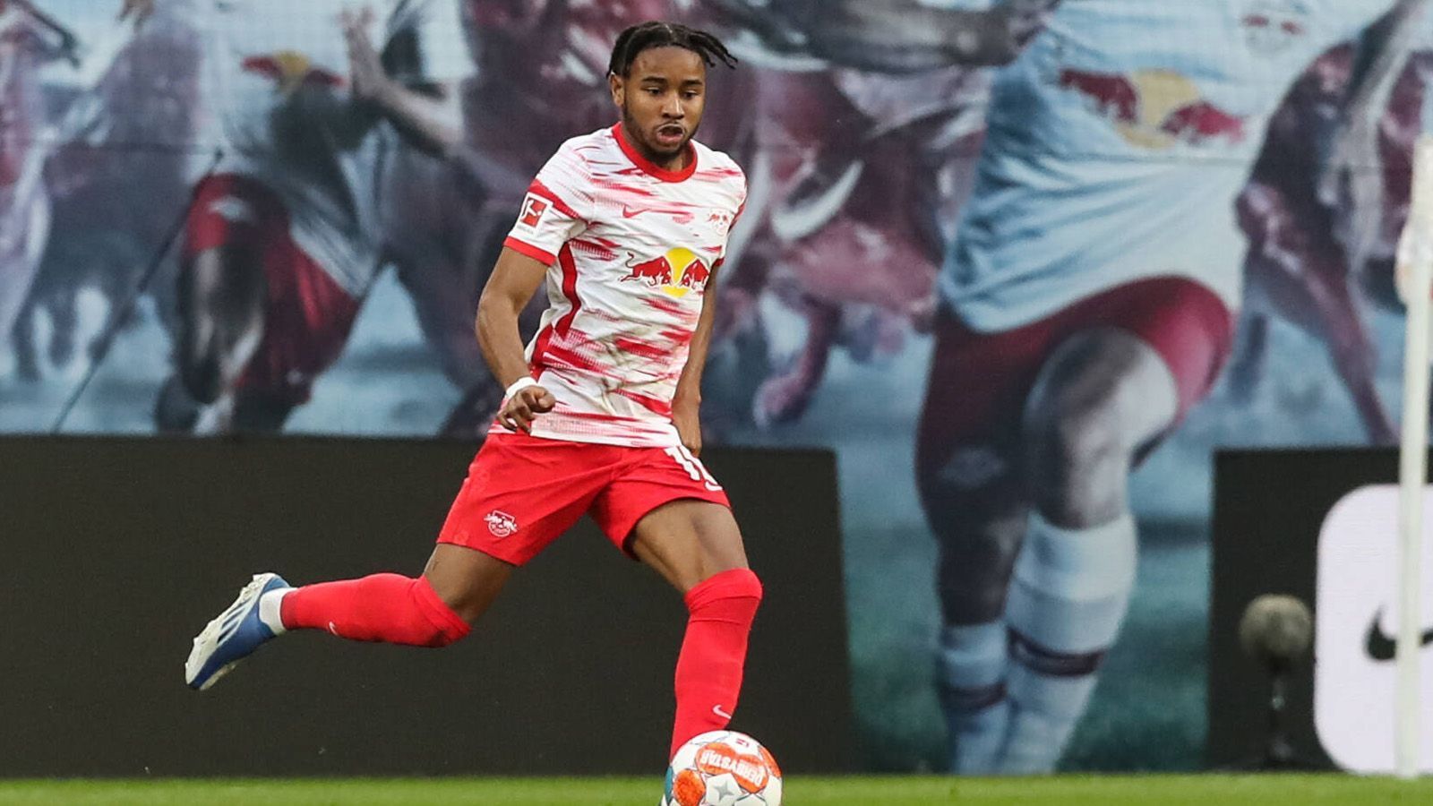 
                <strong>Gewinner: Christopher Nkunku (RB Leipzig)</strong><br>
                Stichwort Nkunku. Der Franzose ist mit 20 Treffern und 16 Assists hinter Lewandowski der zweitbeste Scorer der Liga. Dadurch und dank seiner Auftritt in der Champions League, beispielsweise dem Dreierpack gegen Manchester City wurden auch internationale Topklubs auf den Offensiv-Allrounder aufmerksam. Das steigert den Marktwert. Laut "Sportbild" will Nkunku aber seinen 2024 auslaufenden Vertrag in Leipzig vorzeitig um ein Jahr verlängern - denn Champions League kann er hier dank der Aufholjagd in der Rückrunde ja auch wieder spielen.  
              