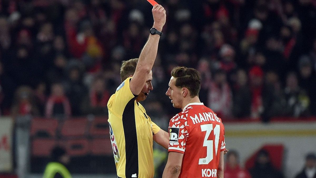 Kohr (r.) sieht die Rote Karte