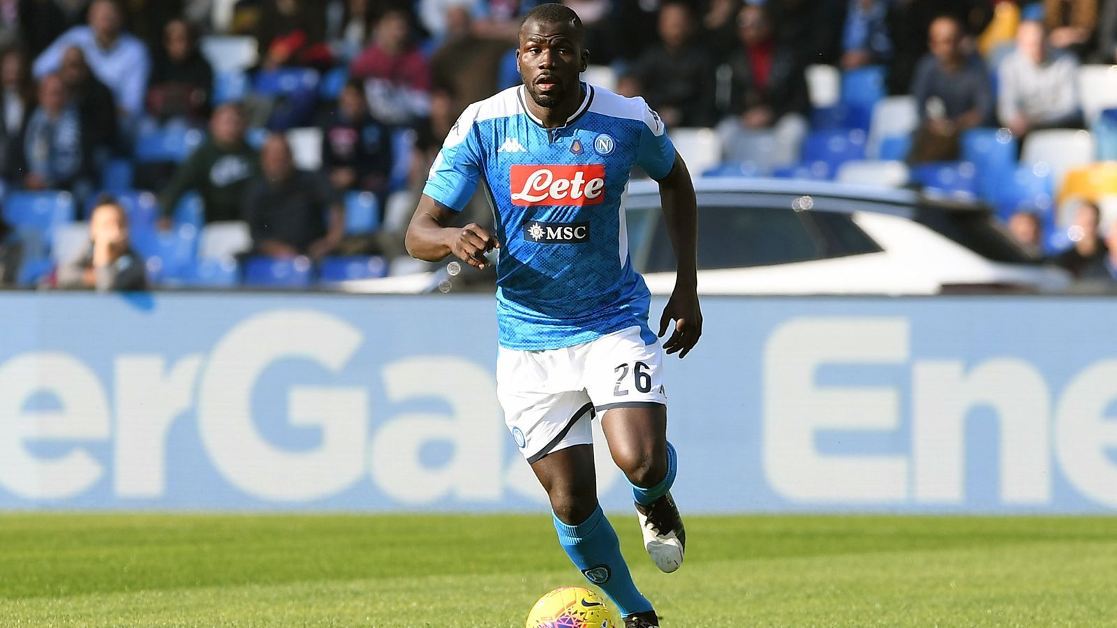 
                <strong>Kalidou Koulibaly (SSC Neapel)</strong><br>
                Schlägt Newcastle in Neapel gleich doppelt zu? Neben Mertens soll nämlich auch dessen Mitspieler und Abwehrchef Kalidou Koulibaly ein Thema auf der Insel sein. Das berichtete zuletzt "footmercato". Der 28 Jahre alte Innenverteidiger wurde nicht zuletzt mit zahlreichen Spitzenklubs Europas in Verbindung gebracht. Ob er sich da ausgerechnet für Newcastle entscheidet? Schließlich soll der in Frankreich geborene Nationalspieler des Senegal laut "Le 10 Sport" zuletzt sogar Paris St. Germain eine Transfer-Absage erteilt haben. 
              