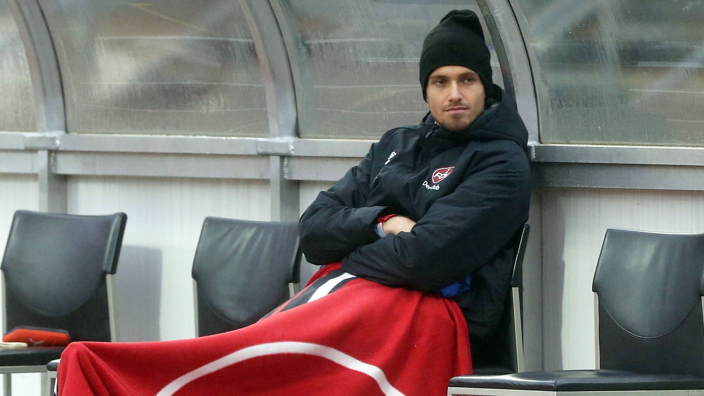 
                <strong>Christian Früchtl</strong><br>
                Für Christian Früchtl ist es bis dato eine Saison zum Vergessen. Der Torhüter durchlief alle Jugendmannschaften der Münchner und wartet seit jeher auf seine Chance. Um Spielpraxis zu sammeln, wurde er vor der Saison zum 1. FC Nürnberg in die 2. Bundesliga verliehen. Doch Früchtl sitzt auch dort nur auf der Bank und absolvierte im Bundesliga-Unterhaus keine einzige Spielminute. Dabei benötigt der 20-Jährige dringend Spielpraxis.
              
