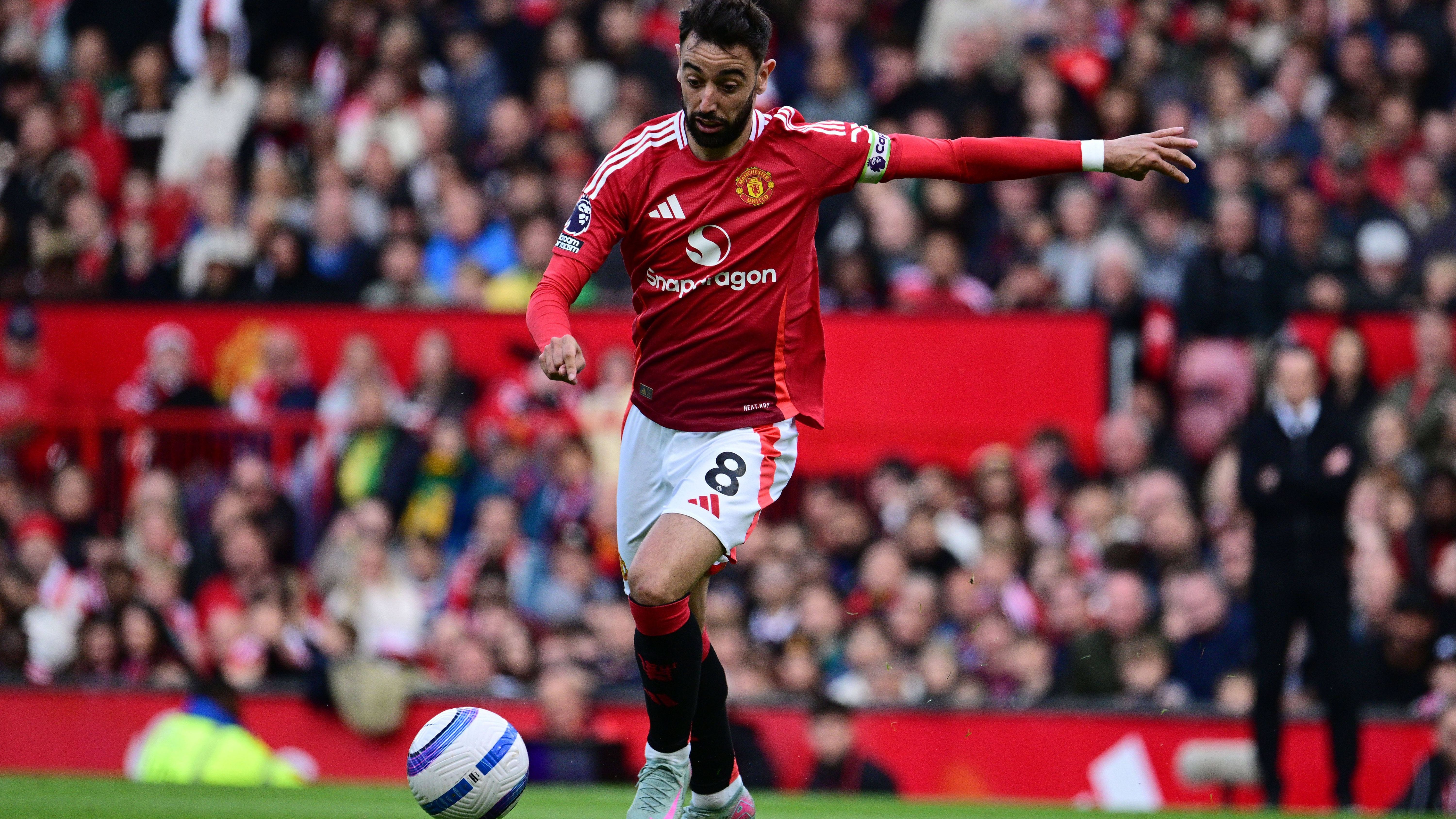 <strong>Bruno Fernandes (Manchester United)</strong><br>Angeblich soll der Vizemeister der Saudi Pro League angeboten haben das Wochengehalt des portugiesischen Nationalspielers von derzeit umgerechnet 330.000 Euro brutto auf etwa 830.000 Euro netto zu vervielfachen. Insgesamt soll der Deal einen Umfang von knapp 240 Millionen Euro über die kommenden drei Jahre haben.