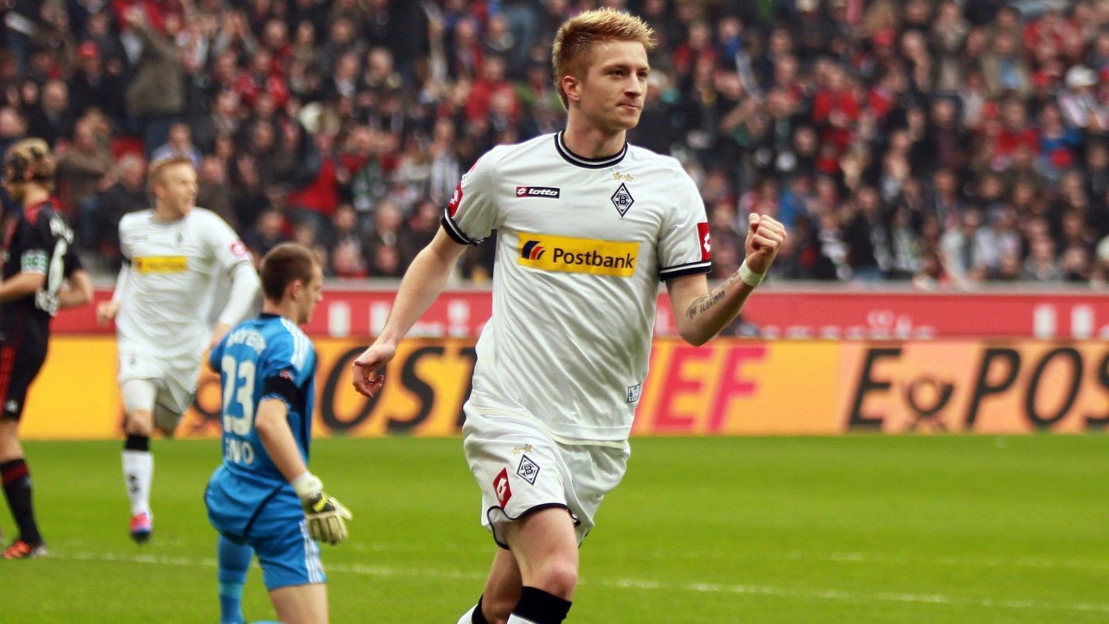 
                <strong>Rechtes Mittelfeld: Marco Reus</strong><br>
                Die Verpflichtung von Marco Reus im Sommer 2009 für eine (!) Millionen Euro von Rot-Weiss Ahlen war vielleicht einer der ersten ganz großen Transfercoups von Gladbachs Sportdirektor Max Eberl. Er erkannte sein Talent und traute ihm den Sprung von der Zweiten in die Erste Bundesliga ohne Weiteres zu - und Eberl sollte Recht behalten. Reus entwickelte sich in Lichtgeschwindigkeit zum Leistungsträger am Niederrhein, riss seine Teamkollegen mit seinem spektakulären Spielstil mit und konnte eine Partie auch mal im Alleingang entscheiden. Reus bestach schon in Gladbach mit seiner unglaublichen Geschwindigkeit, intelligenten Spielauffassung und Torgefahr. Sein Tor zum 1:1-Endstand im Rückspiel der Relegation 2010/2011 beim VfL Bochum sicherte der Borussia damals in allerletzter Sekunde den Klassenerhalt. Im Juli 2012 wechselte der heute 30-Jährige für rund 17 Millionen Euro zu Borussia Dortmund.
              