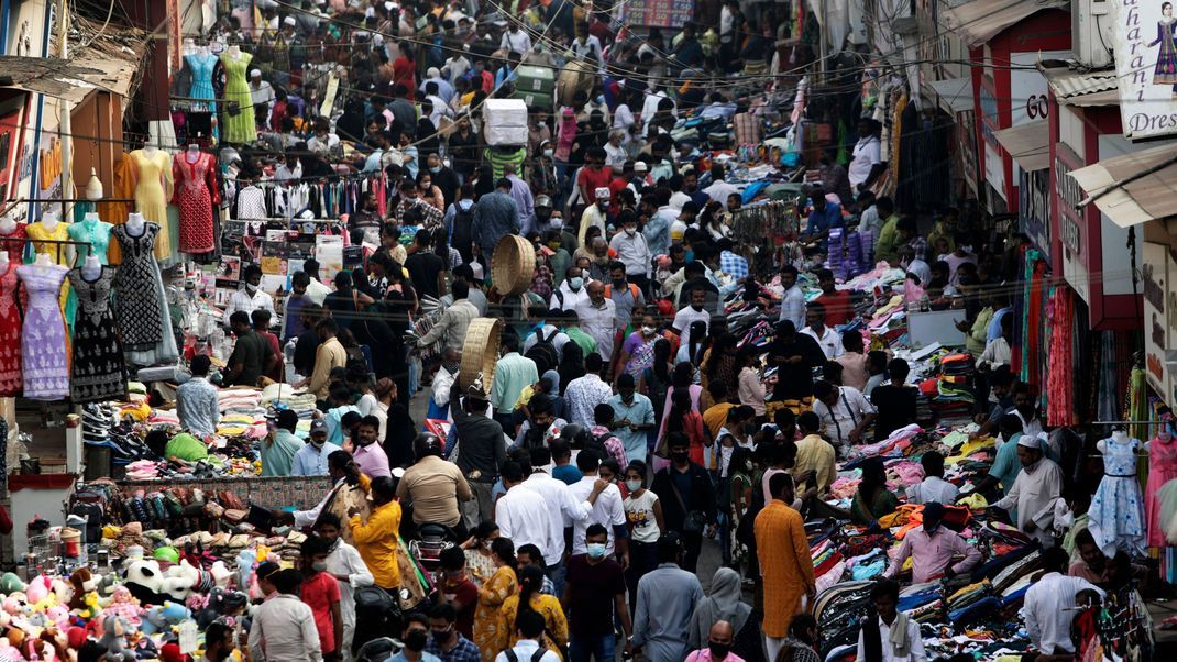 Menschenmengen bewegen sich auf einem Markt in Mumbai. Nur in China leben mehr Menschen als in Indien.
