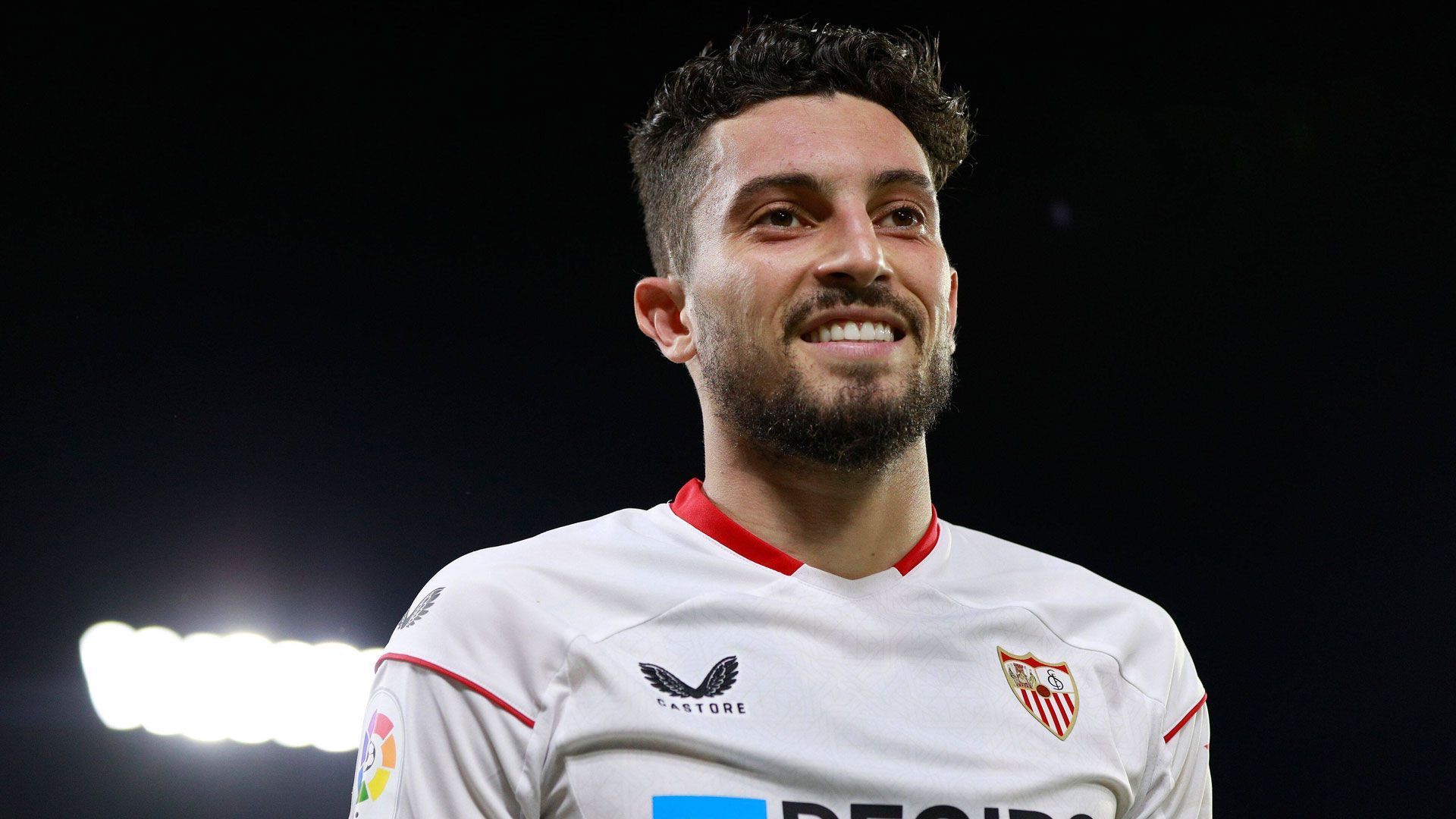 
                <strong>Alex Telles (FC Sevilla)</strong><br>
                Gleiches gilt wohl für seinen Namensvetter Alex Telles, der auf der gleichen Position zu Hause ist. Der Brasilianer besitzt bei Manchester United noch einen Vertrag bis 2024 und wurde für diese Saison an den FC Sevilla ausgeliehen. Er würde wohl auch nicht an erster Stelle auf dem Bayern-Wunschzettel stehen. 
              