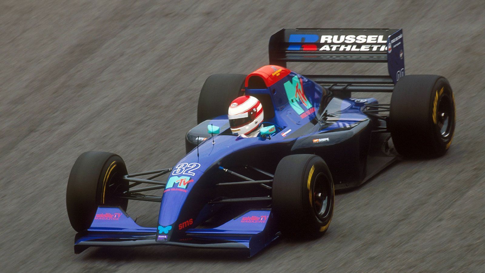 
                <strong>1994: Das tragischste Wochenende der Formel-1-Geschichte</strong><br>
                Allerdings ist die Strecke in Imola auch der Ort des tragischsten Rennwochenendes in der Formel-1-Geschichte. Mit Roland Ratzenberger und Ayrton Senna verstarben 1994 zwei Fahrer nach schweren Unfällen, während sich Michael Schumachers späterer Teamkollege Rubens Barrichello bei einem Unfall schwere Verletzungen zuzog. Der Österreicher Ratzenberger verlor während der Qualifikation am Samstag die Kontrolle über seinen Wagen und prallte mit rund 290 km/h in die Betonmauer der Villeneuve-Kurve. Der Simtek-Pilot erlag im Krankenhaus später seinen schweren Kopfverletzungen und war damit das erste Todesopfer eines Formel-1-Rennens seit 1982.
              