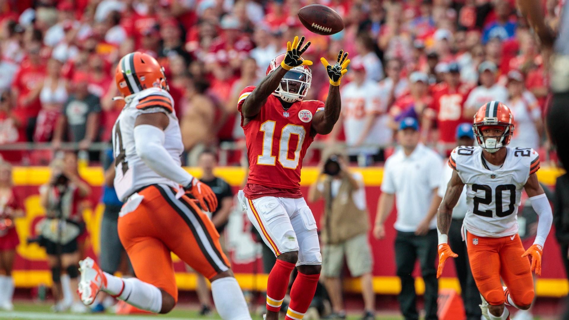 
                <strong>Tyreek Hill: 3.349 Receiving Yards</strong><br>
                Es wäre leichtsinnig, zu glauben, dass Tyreek Hill am Ende der Saison bei mindestens 3.349 Receiving Yards steht. Noch leichtsinniger wäre es allerdings, zu glauben, dass Tyreek Hill am Ende der Saison nicht bei mindestens 3.349 Receiving Yards steht.
              
