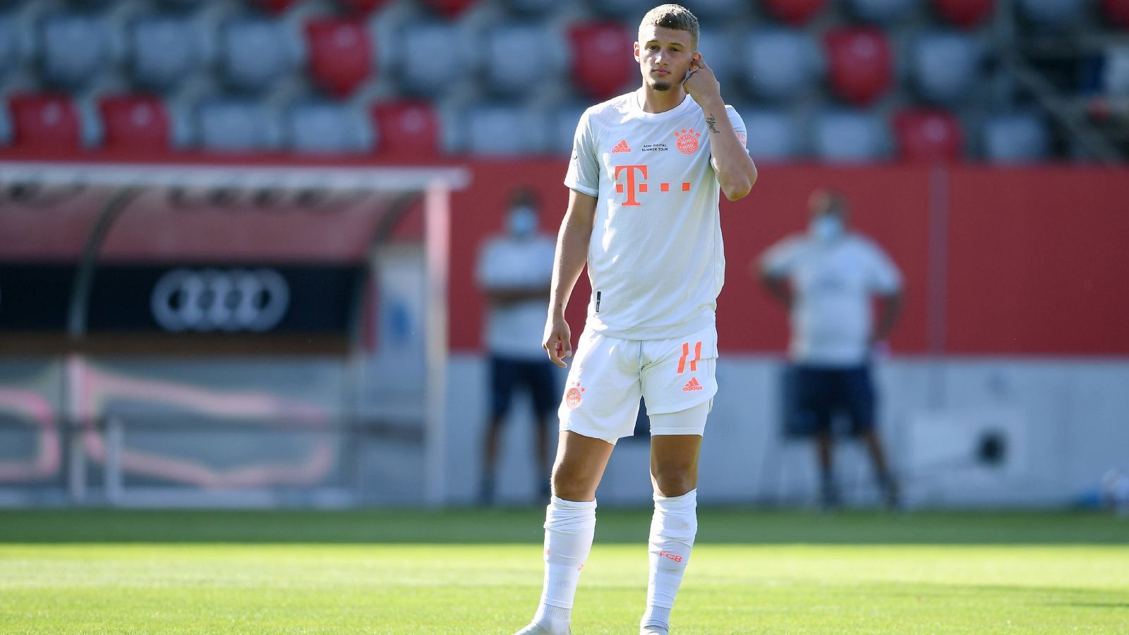 
                <strong>Mickael Cuisance</strong><br>
                Der vom FC Bayern ausgeliehene Mickael Cuisance hat bei seinem Klub Olympique Marseille einen neuen Tiefpunkt erreicht. Der 21-Jährige wurde von Trainer Jorge Sampaoli aus dem Kader verbannt. "Es gibt viele Dinge, die am Ende der Saison für Verwirrung sorgen: Spieler, die gehen werden, Spieler, die gerne bleiben würden, aber gehen werden, Spieler, die gehen wollen, aber bleiben werden. Die wichtigste Aufgabe für mich als Trainer ist es, die Spieler zu finden, die am ehesten dem entsprechen, was wir in diesem Spiel brauchen", sagte Sampaoli, der mit seinem Team noch um den Europapokal-Einzug kämpft. Neben Cuisance erwischte es Valere Germain, Saif-Eddine Khaoui und Christopfer Rocchia, die aus dem Kader geschmissen wurden. 
              