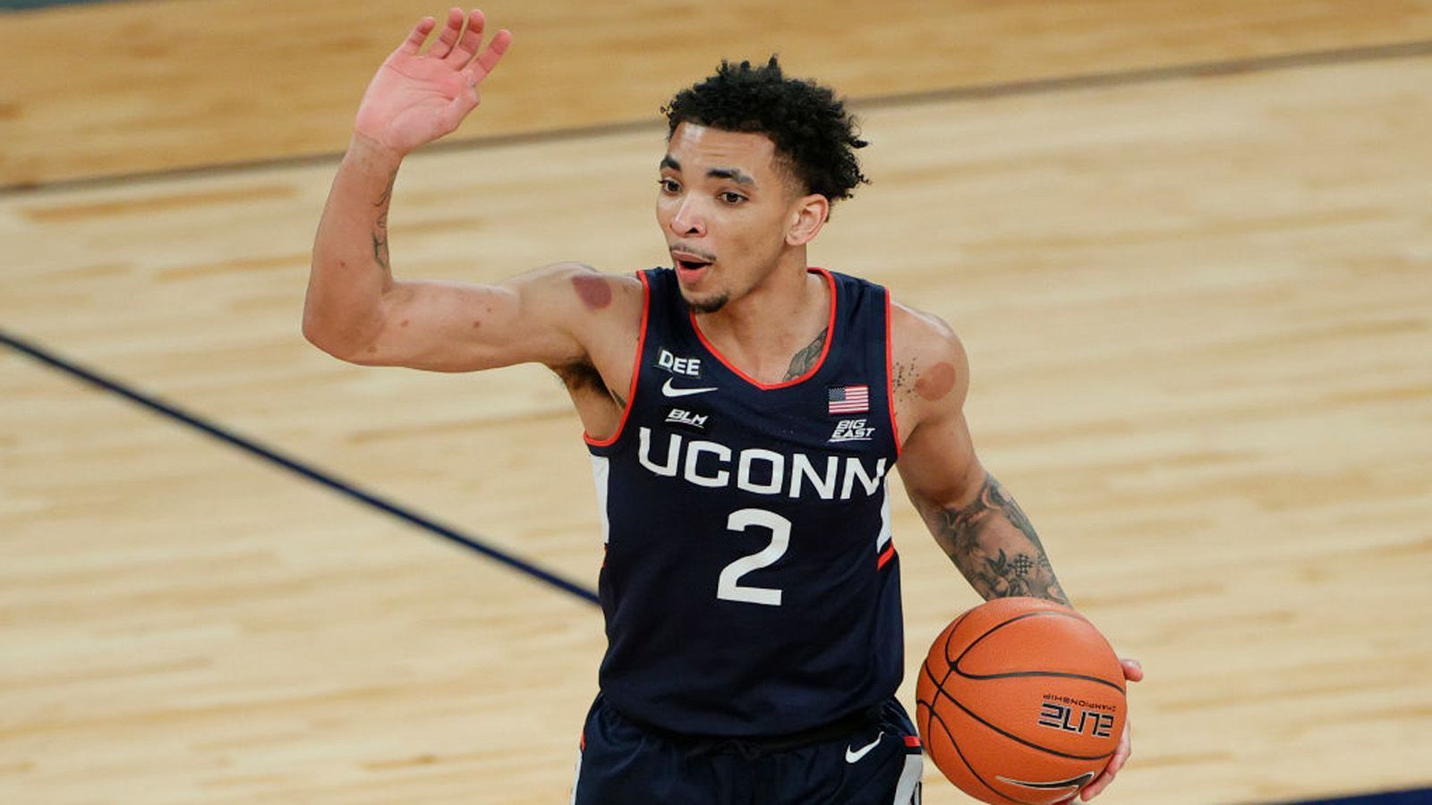 
                <strong>James Bouknight (UConn, Guard)</strong><br>
                Bouknight ist aus der nahen Distanz ein sicherer Schütze und übernimmt auf dem Spielfeld gerne Verantwortung. Vergangene Saison erreichte der 20-Jährige einen Durchschnitt von 18,7 Punkten und 5,7 Rebounds. Seine Fähigkeiten von der Dreier-Linie sind allerdings ausbaufähig. Nur 29,3 Prozent der Distanzwürfe landeten im Korb. Trotzdem könnte auch er ein Top-10-Pick sein.
              