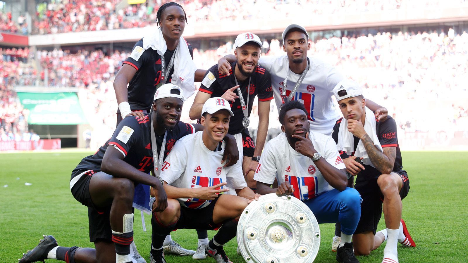 
                <strong>Bayern mit Schale zwei</strong><br>
                ...und noch mehr Schalen-Bilder für die Fotografen im Stadion.
              