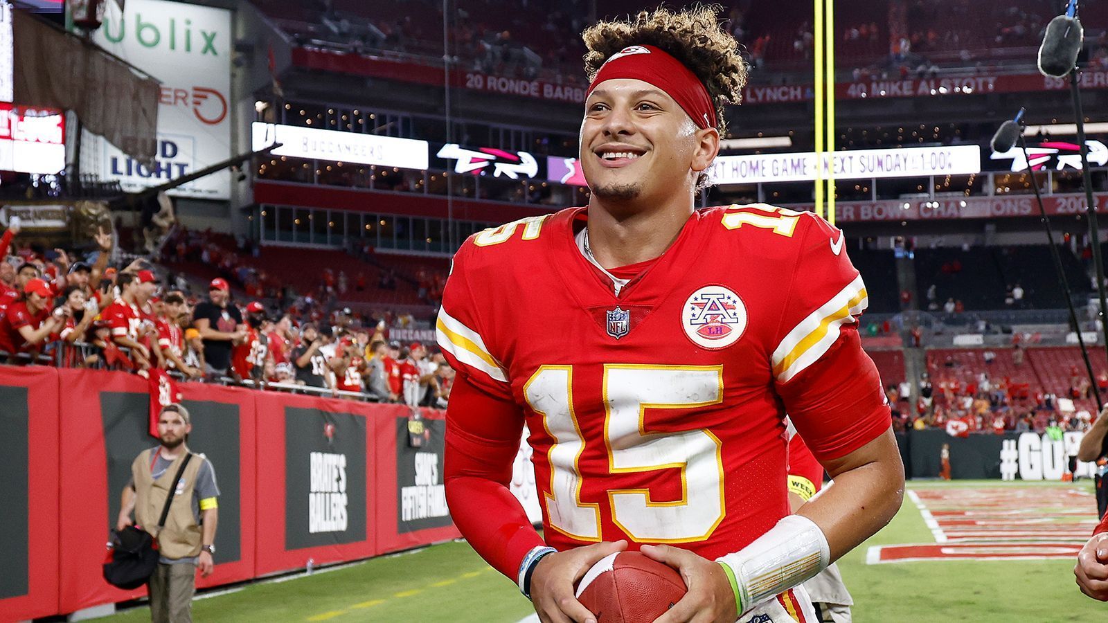 
                <strong>Quarterback: Patrick Mahomes</strong><br>
                &#x2022; Aktuelle Franchise: Kansas City Chiefs<br>&#x2022; In der NFL seit: 2017<br>
              