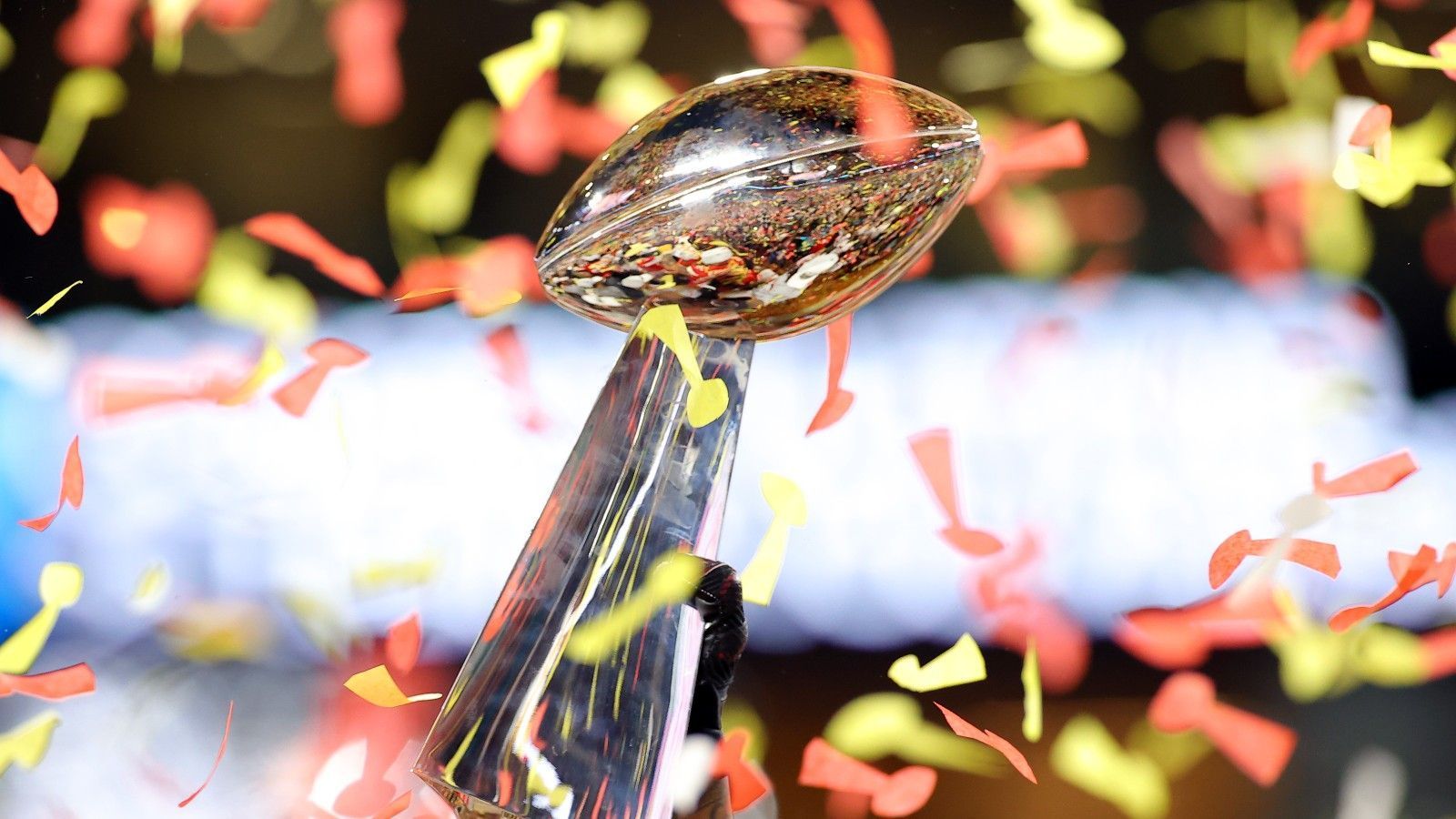 <strong>Super Bowl</strong><br>
                Mit Sicherheit betrachten die meisten Spieler die Bezahlung im Super Bowl als deutlich nachrangiger im Vergleich zum Gewinn der Vince-Lombardi-Trophy. Sich Super-Bowl-Sieger nennen zu dürfen, ist quasi unbezahlbar. Trotzdem ist auch das Finanzielle nicht außer Acht zu lassen. Jeder Spieler des Gewinnerteams bekommt 171.000 US-Dollar (ca. 166.000 Euro), die Akteure des Verlierers immerhin noch 96.000 US-Dollar (ca. 93.200 Euro).