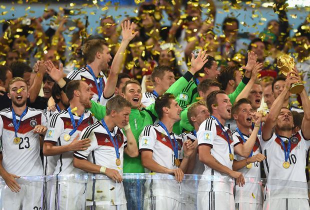 
                <strong>13.7.2014: Deutschland - Argentinien 1:0</strong><br>
                Was für ein Finale! Bundestrainer Joachim Löw hat mit seinen Jungs in einem packenden WM-Endspiel die Titelmission in Brasilien vollendet. Ausgelassen und überglücklich bejubelten die unbeugsamen WM-Kämpfer in Schwarz-Rot-Gold den vierten Gewinn des Weltpokals.
              
