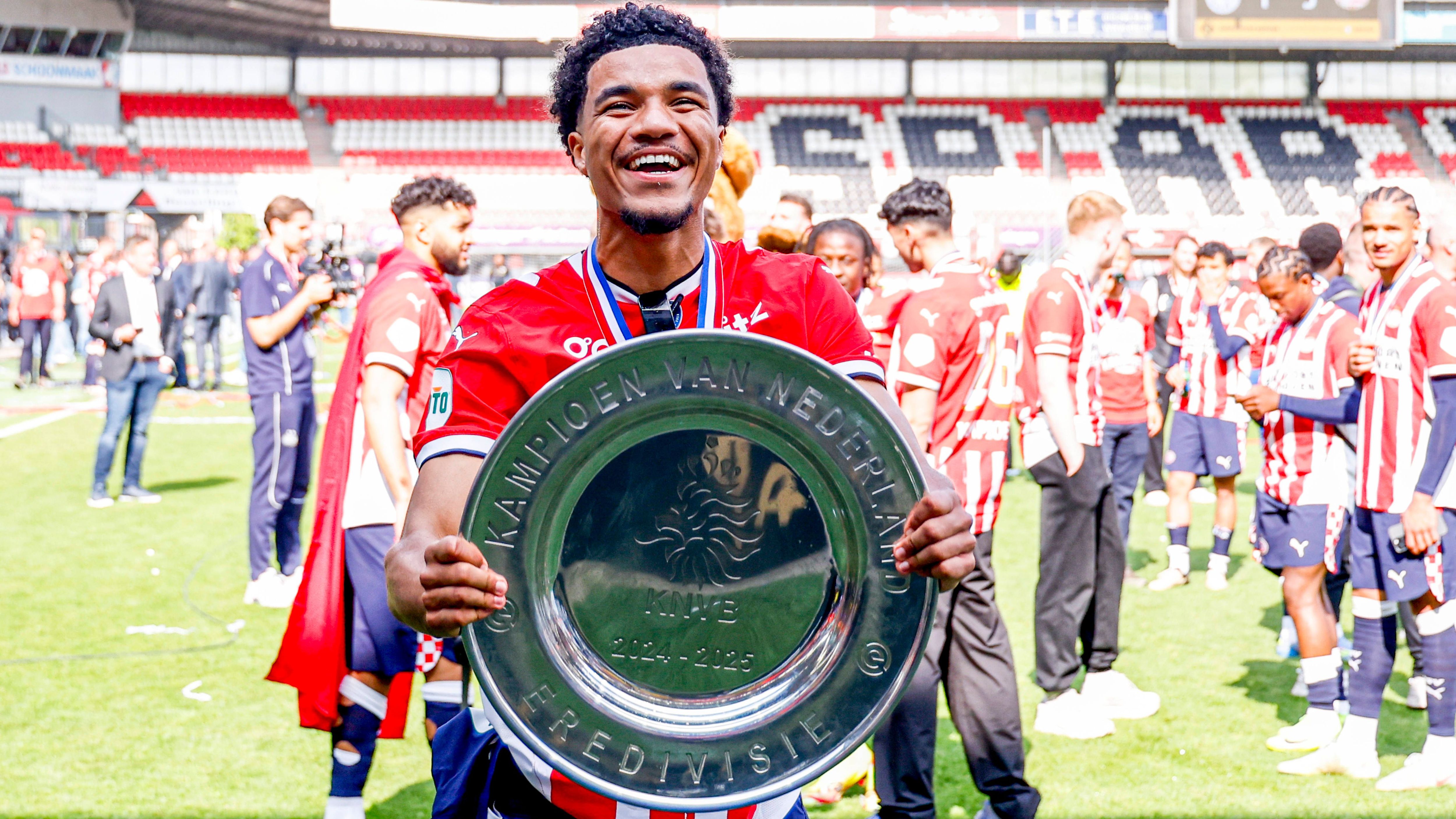 <em><strong>Malik Tillman (PSV Eindhoven)</strong><br>Die Anzeichen für einen Wechsel von Malik Tillman in die Bundesliga verdichten sich. Transfer-Insider Fabrizio Romano zufolge steht der Mittelfeldspieler, der in der Jugend für den FC Bayern aktiv war, kurz vor einem Wechsel nach Leverkusen. Eine mündliche Einigung zwischen den Parteien soll erzielt worden sein. Bayer zahlt demnach zwischen 35 und 40 Millionen Euro für den US-Amerikaner von der PSV Eindhoven, der einen langfristigen Vertrag beim Werksklub unterschreiben soll.</em>