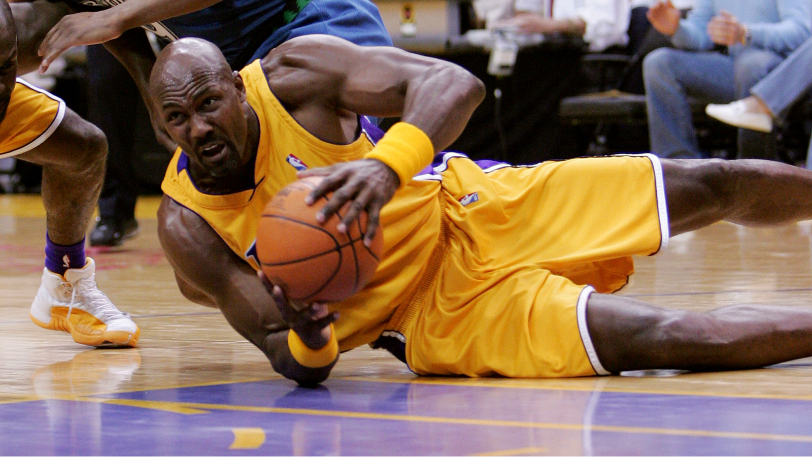
                <strong>Platz 3: Karl Malone</strong><br>
                36.928 Punkte. "The Mailman" (r.) war offensiv der beste Power Forward seiner Zeit. Zwischen 1984 und 2003 unternahm das 2,06-Meter-Kraftpaket alles, um die Utah Jazz zur Meisterschaft zu führen. Nur gelingen sollte es nie: 1997 und 1998 unterlagen die Jazz jeweils im NBA-Finale den Bulls.
              