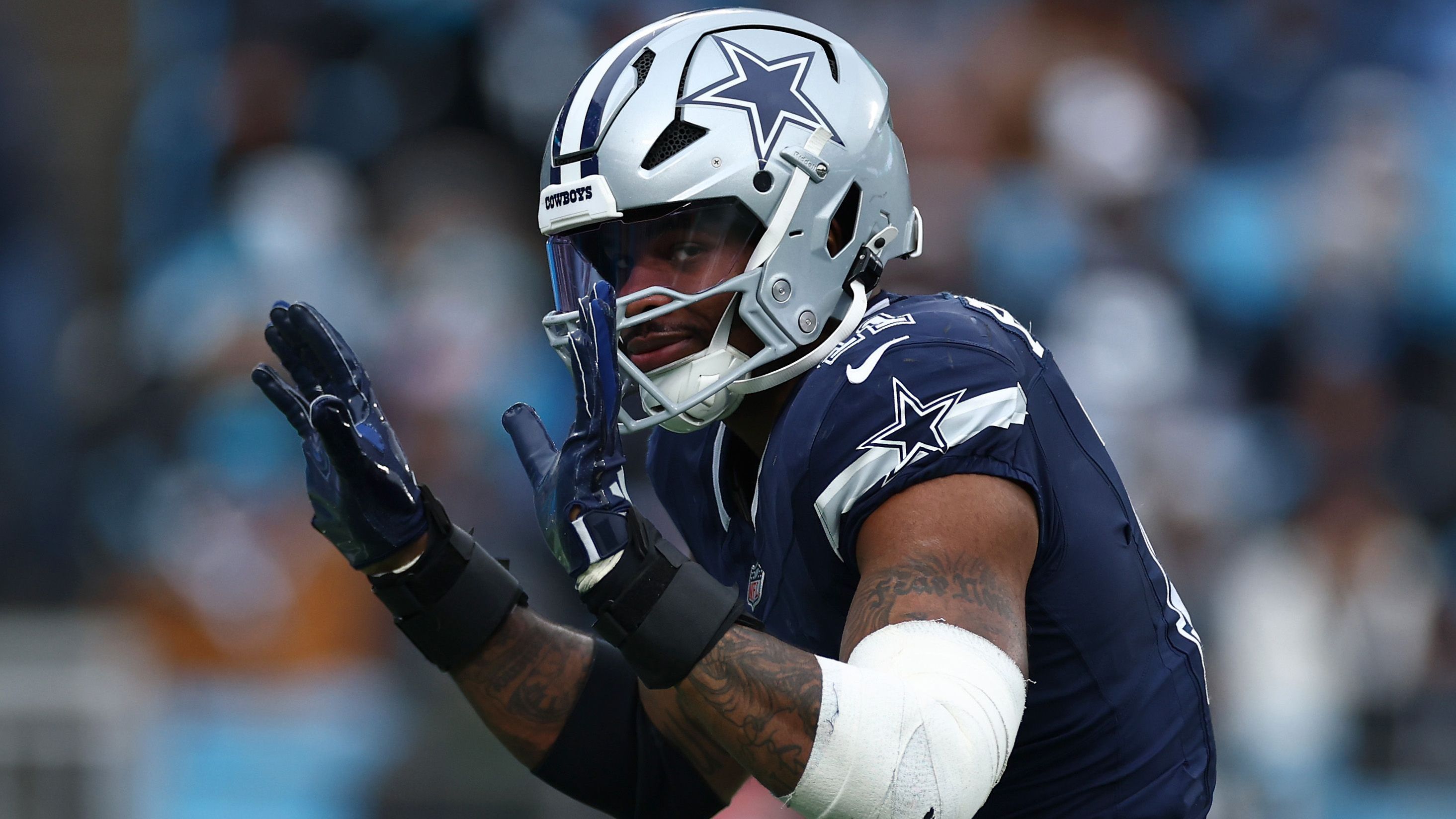 <em><strong>Micah Parsons (Dallas Cowboys)</strong><br>Neuer Deal für Micah Parsons? Der Star-Linebacker und die Dallas Cowboys konnten sich bislang noch immer nicht auf eine Vertragsverlängerung einigen, das kann sich jedoch in absehbarer Zeit ändern. Wie "CBS" berichtet, planen die Cowboys auch nach dem neuen Vertrag für T.J. Watt, Parsons zum teuersten Nicht-Quarterback der NFL-Geschichte zu machen.</em>