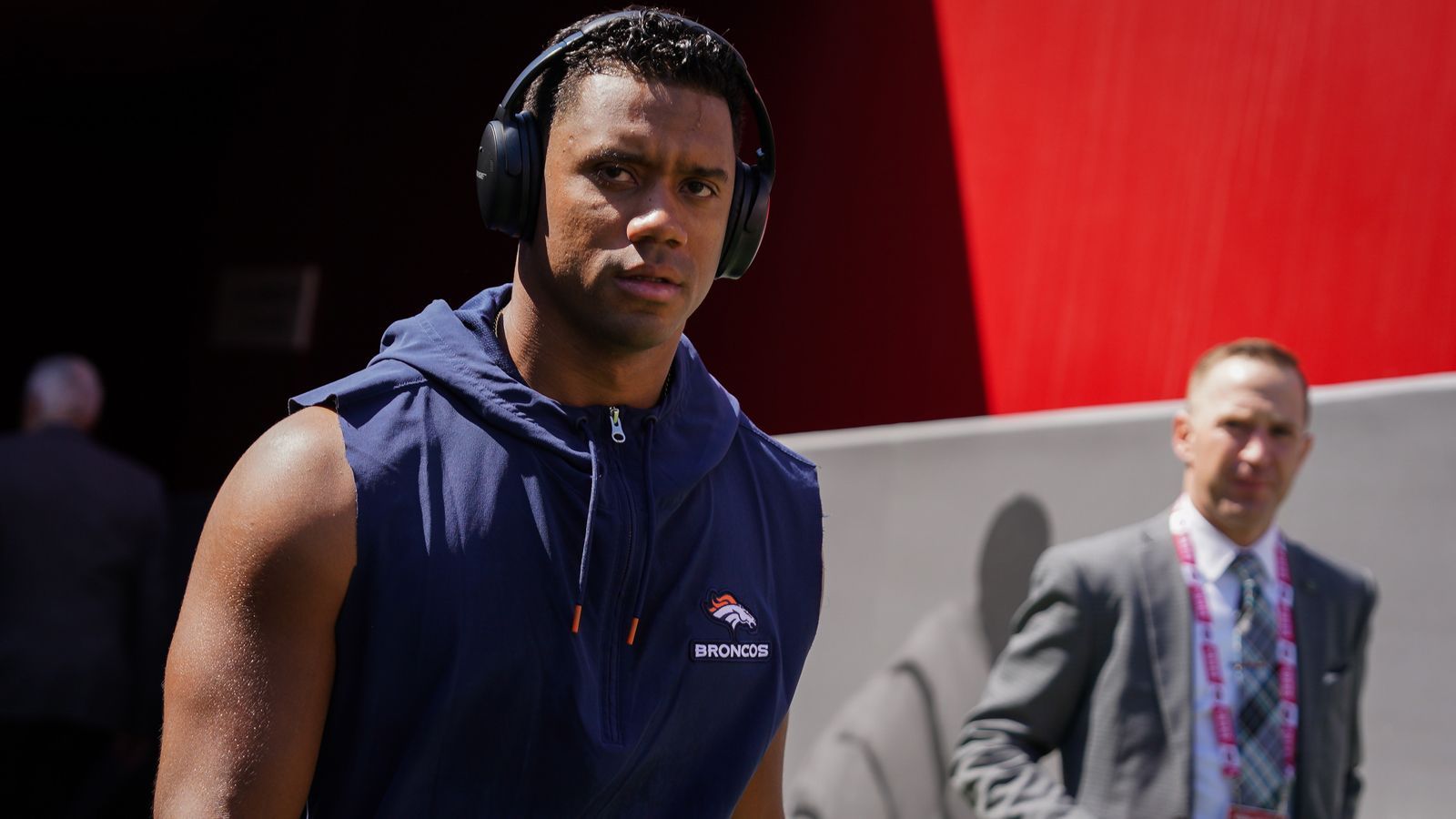 <strong>Russell Wilson (Denver Broncos)</strong><br>Wilson führte - mal wieder - mit einer starken Leistung das Team von Head Coach Sean Payton zum Sieg. 24:22 hieß der Endstand im Spiel gegen die favorisierten Buffalo Bills. Vor allem der Pass im zweiten Viertel auf Wide Receiver Courtland Sutton war nichts anderes als Weltklasse. Er bestand nur eine 3,8-prozentige Wahrscheinlichkeit, dass der Ball zum Touchdown ankommen würde.