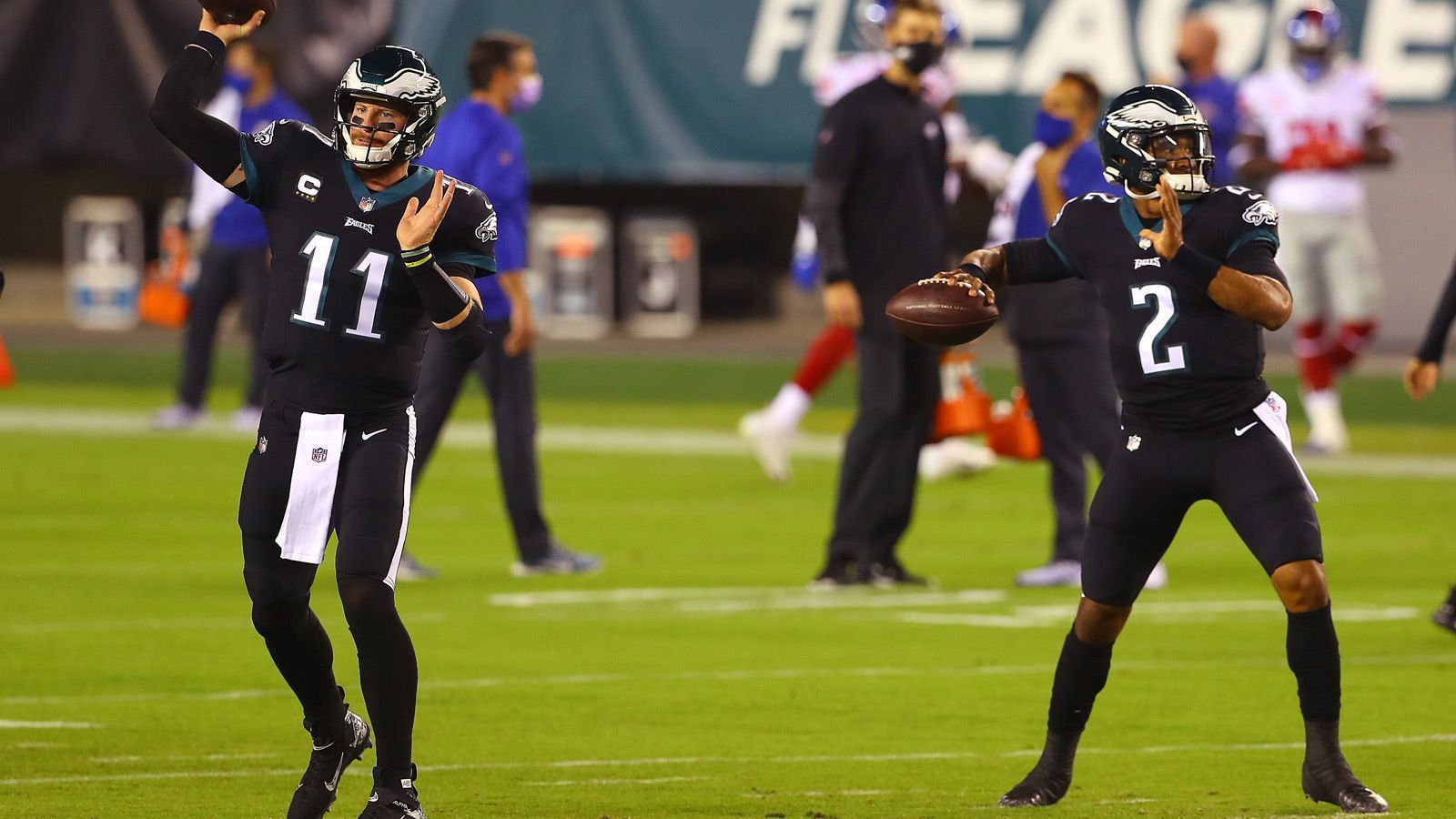 
                <strong>Offene Quarterback-Position</strong><br>
                Die Ernennung eines neuen Head Coaches hat wiederum einen direkten Einfluss auf eine weitere Problemzone in Philadelphia: Die Quarterback-Position. 130-Millionen-Spielmacher Carson Wentz (li.) verbuchte die schlechteste Saison seiner bisherigen Karriere und wurde in der entscheidenden Phase für Rookie Jalen Hurts (re.) auf die Bank verbannt. Der 28-Jährige schien das Vertrauen seines Head Coaches verloren zu haben und forderte öffentlich einen Trade. Dieses Szenario könnte nun der Vergangenheit angehören, schließlich bekäme Wentz die Chance, sein Können unter einem neuen Regime zu beweisen – gleiches gilt allerdings auch für seinen Konkurrenten Jalen Hurts.
              