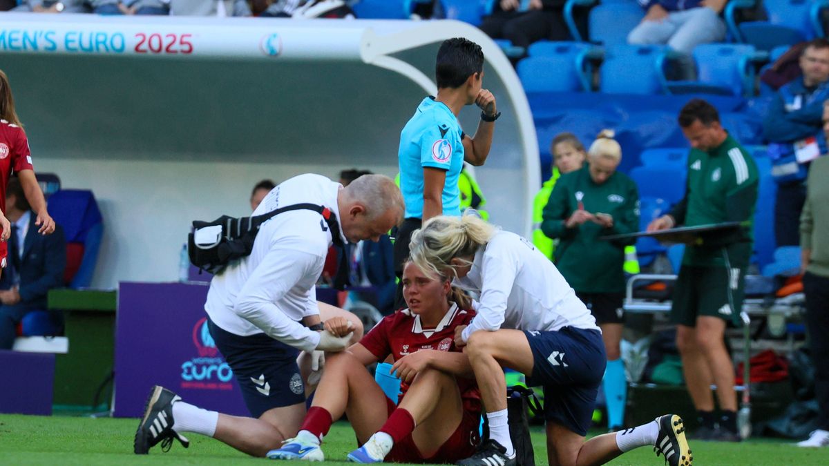Basel, Schweiz 08. Juli 2025: UEFA - Euro 2025 Woman - Deutschland vs. Dänemark Im Bild: v.li. die Zweite Emma Snerle (Dänemark) verletzt sich so stark im Spiel gegen Deutschland, dass sie ausgewec...