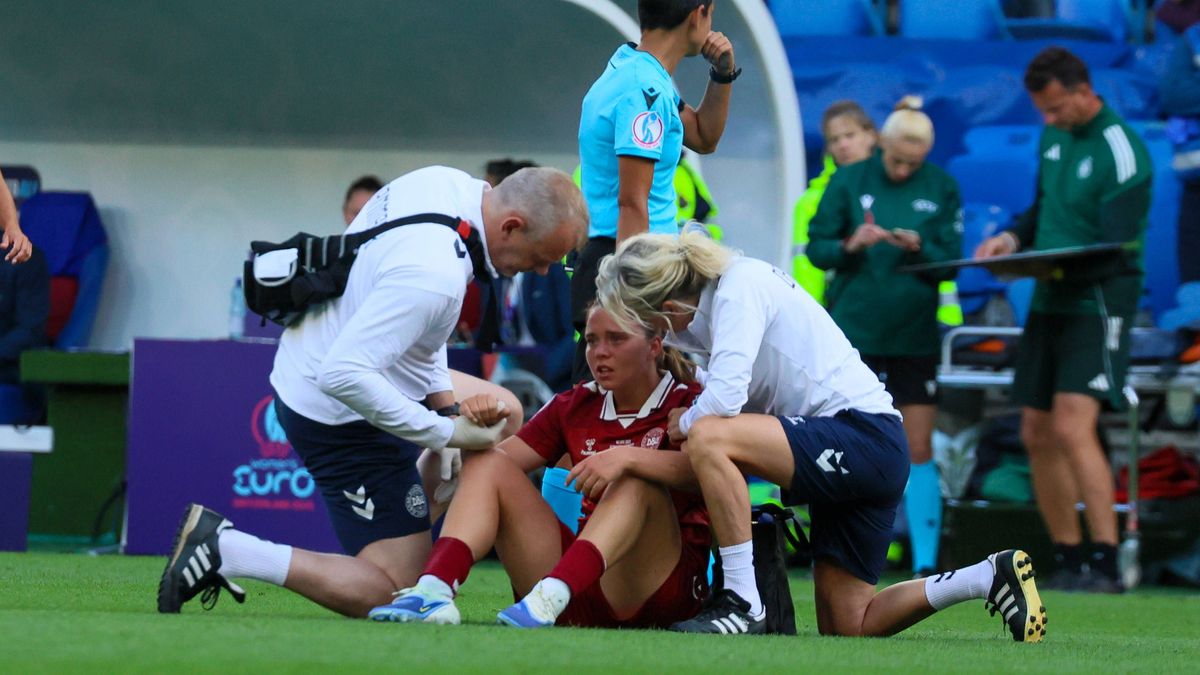 Basel, Schweiz 08. Juli 2025: UEFA - Euro 2025 Woman - Deutschland vs. Dänemark Im Bild: v.li. die Zweite Emma Snerle (Dänemark) verletzt sich so stark im Spiel gegen Deutschland, dass sie ausgewec...