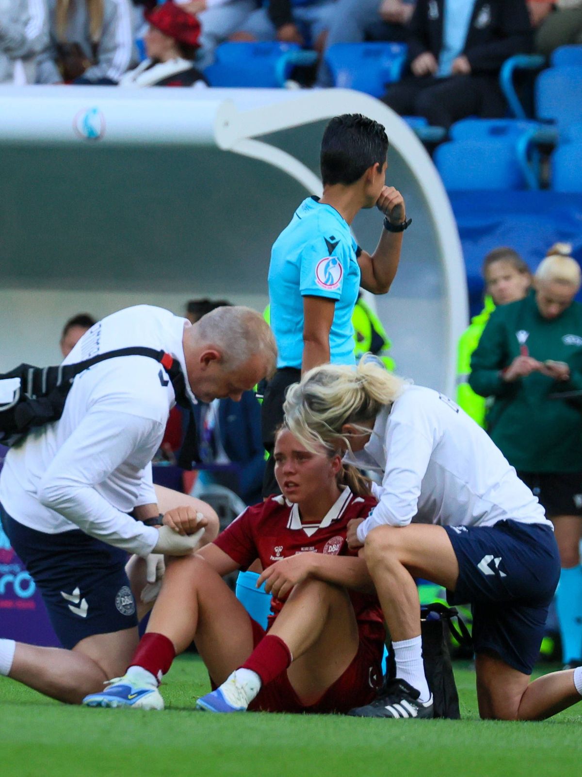 Basel, Schweiz 08. Juli 2025: UEFA - Euro 2025 Woman - Deutschland vs. Dänemark Im Bild: v.li. die Zweite Emma Snerle (Dänemark) verletzt sich so stark im Spiel gegen Deutschland, dass sie ausgewec...