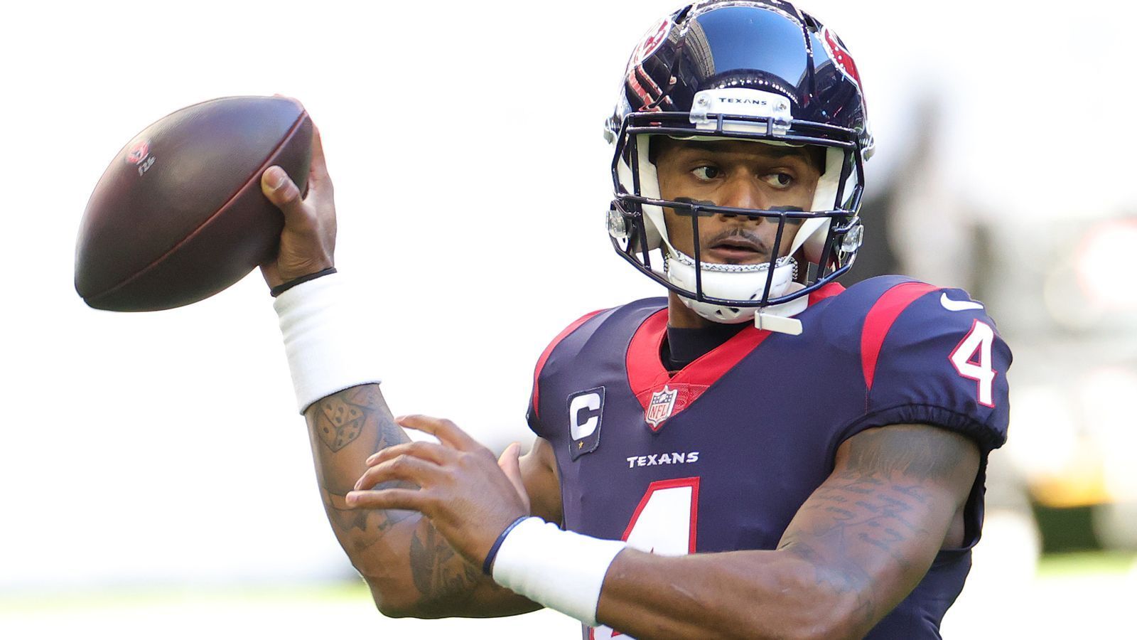 
                <strong>Houston Texans Offense</strong><br>
                Vieles ist ungewiss bei den Texans, selbst die Zukunft von Quarterback Deshaun Watson (Bild). Wahrscheinlich könnte die Franchise sogar einen neuen Quarterback gebrauchen, da die Texans den ersten Pick aber erst an Position 67 in Runde drei haben, sind die Chancen auf einen neuen Franchise-QB klein. Deshalb werden sich die Texans wohl auf Receiver konzentrieren, da DeAndre Hopkins und Will Fuller weg sind.
              