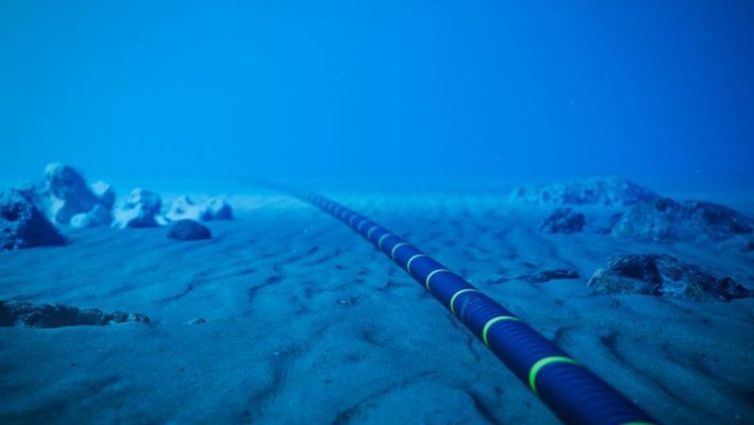 Seekabel liegen meisten auf dem Meeresgrund. In der Nähe der Küste sind sie eingegraben, damit Fischereinetze sie nicht zerstören.