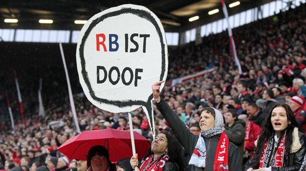 
                <strong>Lautern</strong><br>
                Die Fans des 1. FC Kaiserslautern brachten ihre Meinung kurz und knapp auf den Punkt, blieben aber dabei oberhalb der Gürtellinie.
              