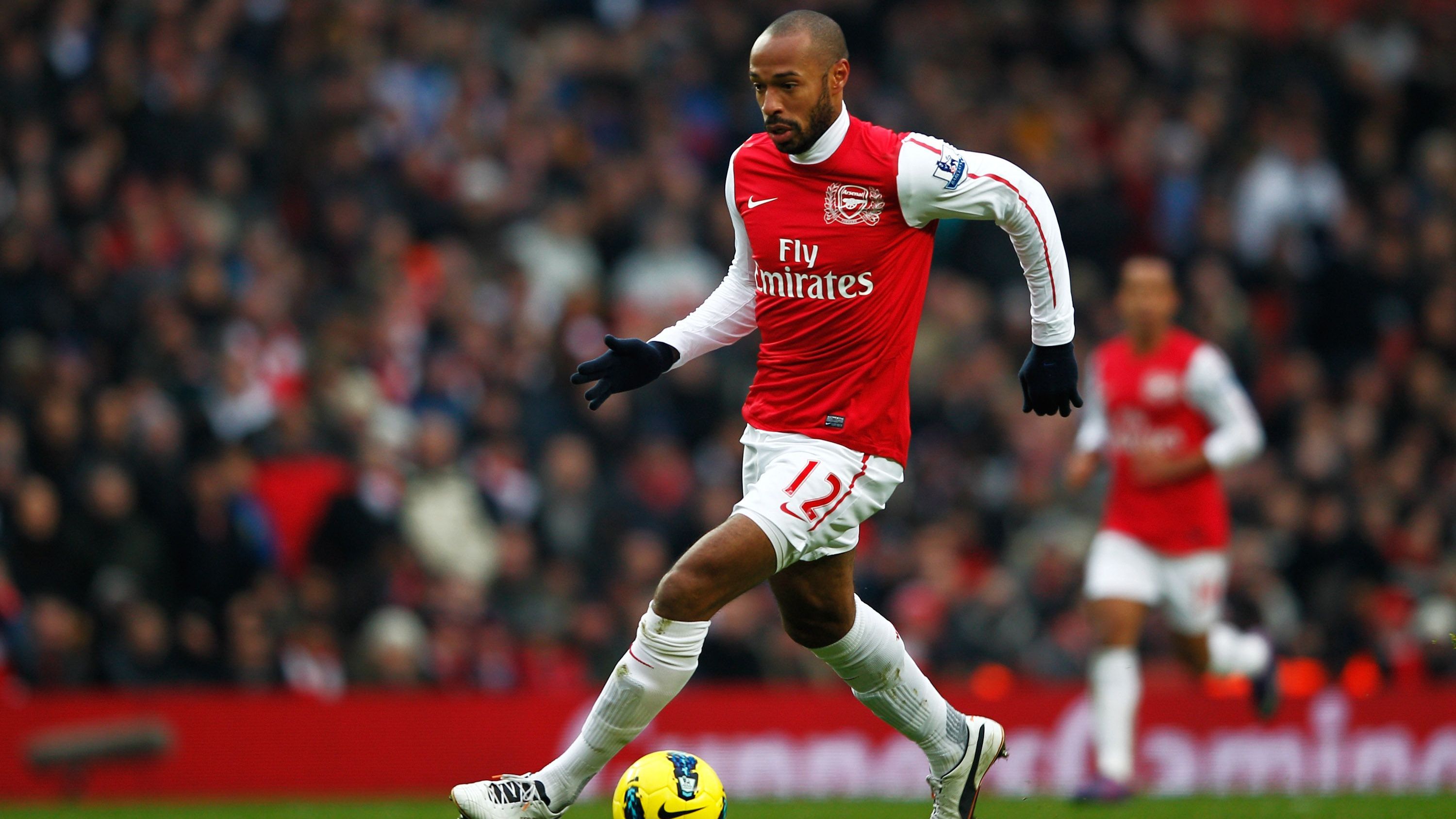 <strong>Platz 2: Thierry Henry</strong><br>Von Kanes spontanem Umdenken profitierte Thierry Henry, der von Platz 3 auf Rang 2 rückte und damit "Ibra" überholte. Der Franzose ist mit 175 Premier-League-Toren eine absolute Ikone des FC Arsenal. Und obwohl die "Gunners" der Erzrivale von Kanes Ex-Klub Tottenham ist, berücksichtigt ihn der Engländer für sein All-Time-Ranking.