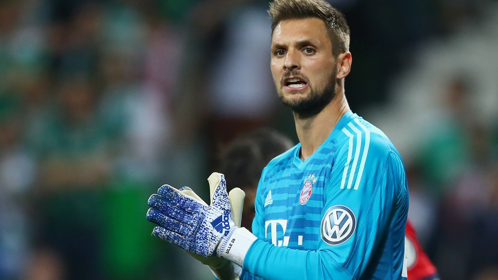 
                <strong>Sven Ulreich (Bayern München)</strong><br>
                Er wird zunächst kaum echt gefordert, muss nicht wirklich eingreifen, kann sich auch deshalb kaum auszeichnen. Wenn er dann aber gefordert wird, ist er da. Bei den beiden Gegentoren machtlos. ran-Note: 3
              