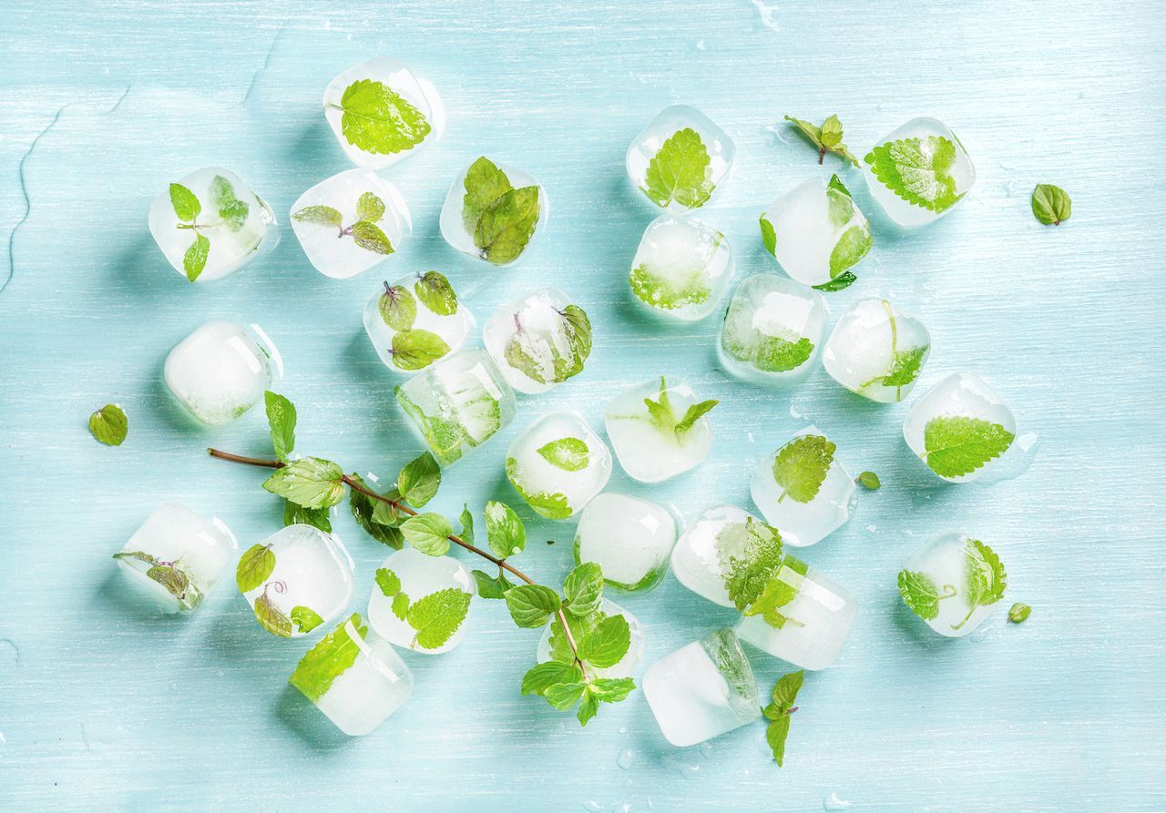 Frische Kräuter übrig? Zerkleinern, mit Wasser und etwas Olivenöl vermischen und in eine Eiswürfelschale füllen. Die Kräuter-Eiswürfel verwendest du für Suppen, Salate und Soßen.