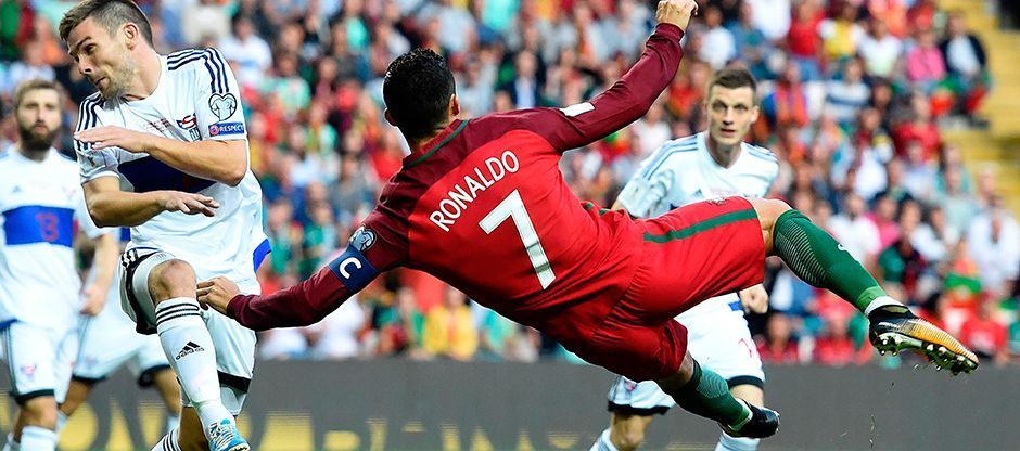 
                <strong>CRISTIANO RONALDO IM CAPTAINS CHECK</strong><br>
                Cristiano Ronaldo von Real Madrid ist seit 2008 Kapitän der portugiesischen Nationalmannschaft. Der Rekord-Torschütze von Portugal, Real Madrid, Europameisterschaften und Champions League im Captains Check von ran:&#x2022; <strong>Erfahrung:</strong> 90/100<br>&#x2022; <strong>Erfolge:</strong> 90/10<br>&#x2022; <strong>Aggressivität:</strong> 85/100<br>&#x2022; <strong>Technik:</strong> 90/100<br>&#x2022; <strong>Motivationsfähigkeit:</strong> 95/100 <br>Gesamt: 90/100 
              
