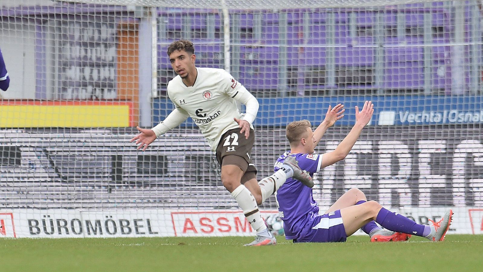 
                <strong>Omar Marmoush (FC St. Pauli)</strong><br>
                Im Sommer 2020 wurde Omar Marmoush als eines der vielversprechendsten Talente aus der Wolfsburger Reserve in die erste Mannschaft geholt. Den Nachweis seiner Fähigkeiten blieb der Ägypter im VfL-Trikot bislang schuldig, liefert ihn aber mittlerweile im Dress des FC St. Pauli im deutschen Unterhaus nach. Auf 13 Partien kommt der 22-Jährige seit seinem Wechsel im Januar 2021, in denen er fünf Treffer selbst erzielte und zweimal für einen Kollegen vorbereitete. "Er ist eine Bereicherung für uns, wir wollten ihn auch schon im Sommer. Aber das geht mir jetzt alles ein bisschen zu schnell", musste Pauli-Coach Timo Schultz im Februar den Hype um seinen Angreifer sogar bremsen. Bitter für die Hamburger: Bereits im Sommer kehrt Marmoush zu seinem Stammklub zurück.
              