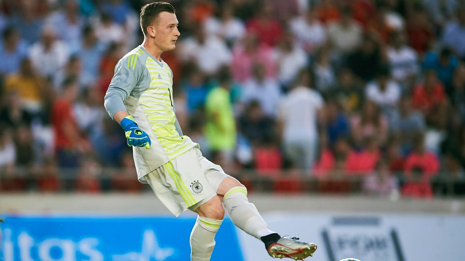 
                <strong>Markus Schubert (Torwart)</strong><br>
                Steht bei Fritz-Walter-Wetter im Freiburger Schwarzwaldstadion lange Zeit beschäftigungslos in seinem Tor. Als es dann darauf ankommt, macht er in der 26. Minute die kurze Ecke nicht richtig zu und sieht beim 0:1 durch den Belgier Zinho Vanheusden nicht wirklich glücklich aus. Hat in der Folge bei einem Pfostenschuss von Francis Amuzu das nötige Glück. Beim Elfmeter in der 32. Minute muss Schubert nicht eingreifen – den schießt Vanheusden neben den Kasten. Bei den restlichen Gegentreffern machtlos. ran-Note: 4
              