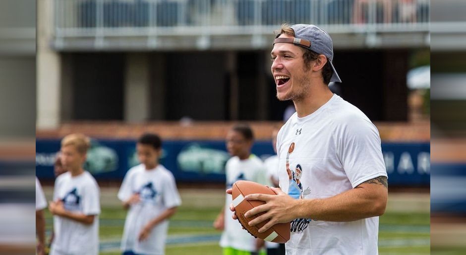 
                <strong>Taylor Heinicke (Minnesota Vikings - 2016)</strong><br>
                Viel zu lachen hatte er nicht. Taylor Heinicke, Backup-Quarterback der Minnesota Vikings hat sich auf kuriose Art und Weise verletzt. Nachdem sich ein Freund aus seinem Haus ausgesperrt hatte, half der 23-Jährige ihm dabei, ins Haus zu kommen. "Ich dachte, die Tür bräuchte nur einen kleinen Schubs", erklärte er via "Pioneer Press". Der Versuch missglückte aber vollends. Heinicke trat mit dem Fuß eine Glasscheibe ein. "ESPN.com" zufolge zog er sich einen Sehnenabriss zu. Er fällt nun voraussichtlich über zwei Monate aus. Zumindest "Mir ist das sehr peinlich", gab er zu.
              