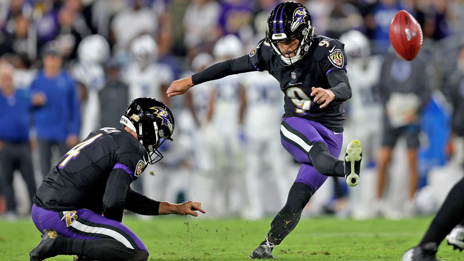 
                <strong>Special Teams: Baltimore Ravens</strong><br>
                Special Teams - von vielen gern vernachlässigt, doch so unglaublich wichtig (fragt mal die Packers). Mit Justin Tucker (#9) haben die Ravens den wohl besten Kicker der NFL (-Geschichte?) in ihren Reihen. Hinzu kommt mit Devin Duvernay ein gefährlicher Returner, der 2021 Punts im Schnitt 13,8 Yards und Kicks durchschnittlich 24,1 Yards zurücktrug. Insgesamt kam Duvernay 2021 auf mehr als 1.000 Return-Yards.Honorable Mention: New York Jets. Greg "The Leg" Zuerlein als Kicker, Braxton Berrios als Kick- und Punt-Returner (mehr als 1.000 Yards 2021) - das geht durchaus schlechter.
              