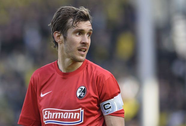 
                <strong>SC Freiburg - Julian Schuster</strong><br>
                Julian Schuster trat 2011 die Nachfolge von Heiko Butscher als Kapitän des SC Freiburg an. Der Mittelfeldspieler ist vor allem für seine starken Standards bekannt.
              