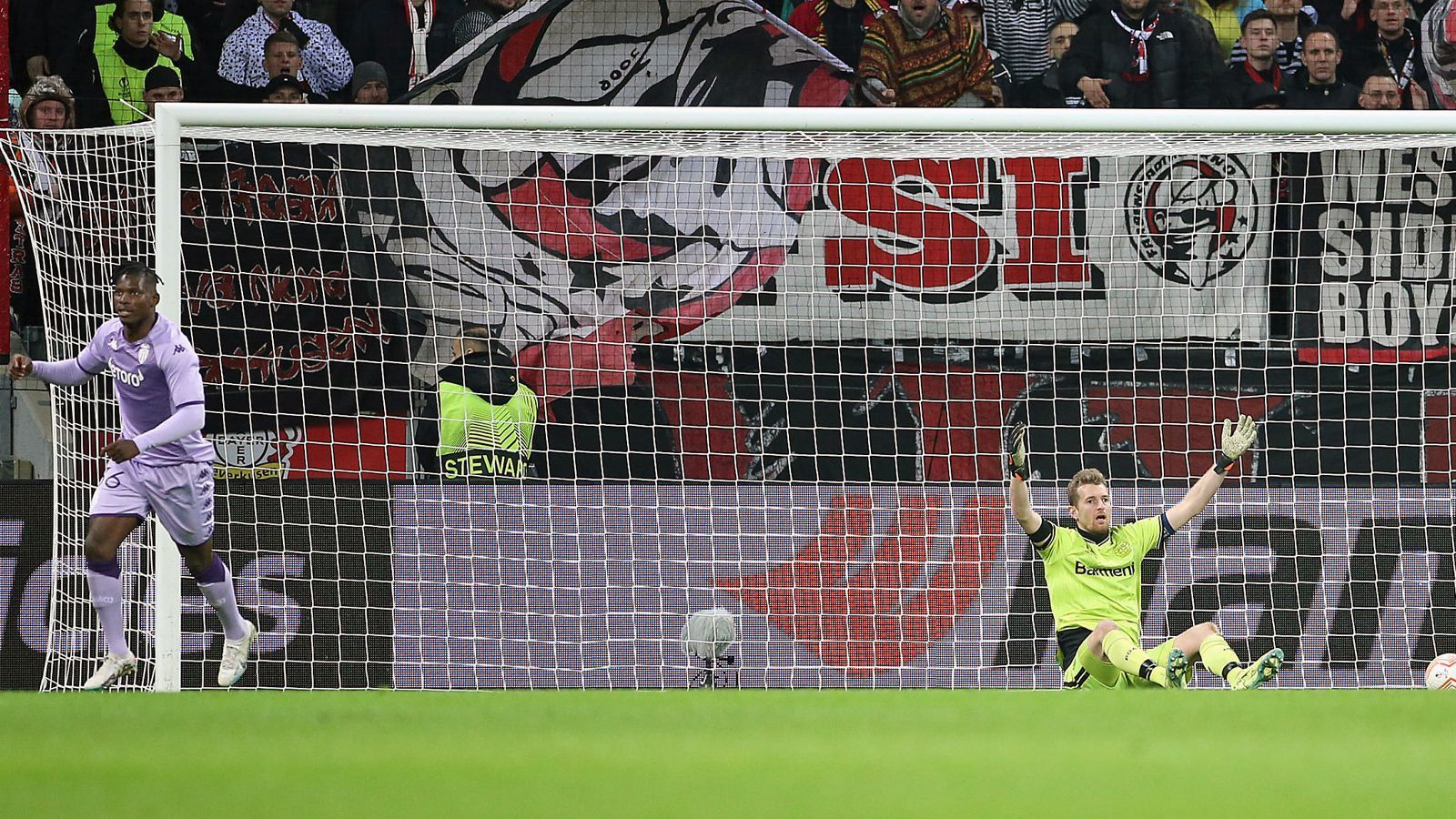 
                <strong>Hradecky hadert, Embolo jubelt</strong><br>
                Danach dreht Embolo jubelnd ab, während Hradecky zu seiner Rettung noch auf einen Foulpfiff gegen den Schweizer hofft - doch der kommt nicht. 
              