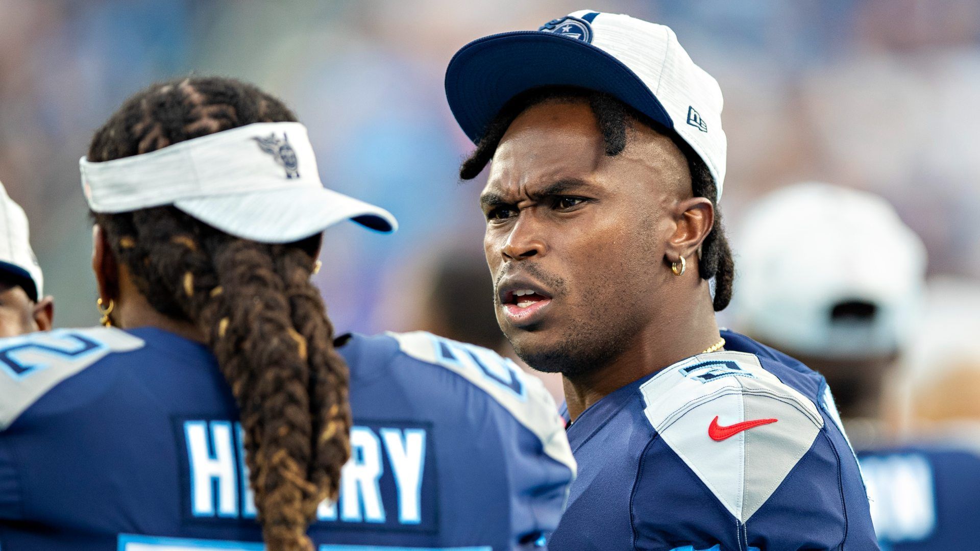
                <strong>Julio Jones (Free Agent) </strong><br>
                Um Adams zumindest vom großen Namen her zu ersetzen, könnten die Packers ihre Augen auf Free Agent Julio Jones werfen. Der Routinier wurde vor kurzem von den Tennessee Titans entlassen und kann als Free Agent nun mit jedem Team über einen neuen Vertrag verhandeln. Aus sportlicher Sicht hat der 33-Jährige seine besten Tage sicherlich hinter sich, doch mit einem Top-Quarterback wie Aaron Rodgers könnte er immer noch eine zuverlässige Anspielstation geben, sollte er fit bleiben. Bei den Titans kam Jones in der vergangenen Saison auf 434 Receiving Yards und einen Touchdown in zehn Spielen. 
              