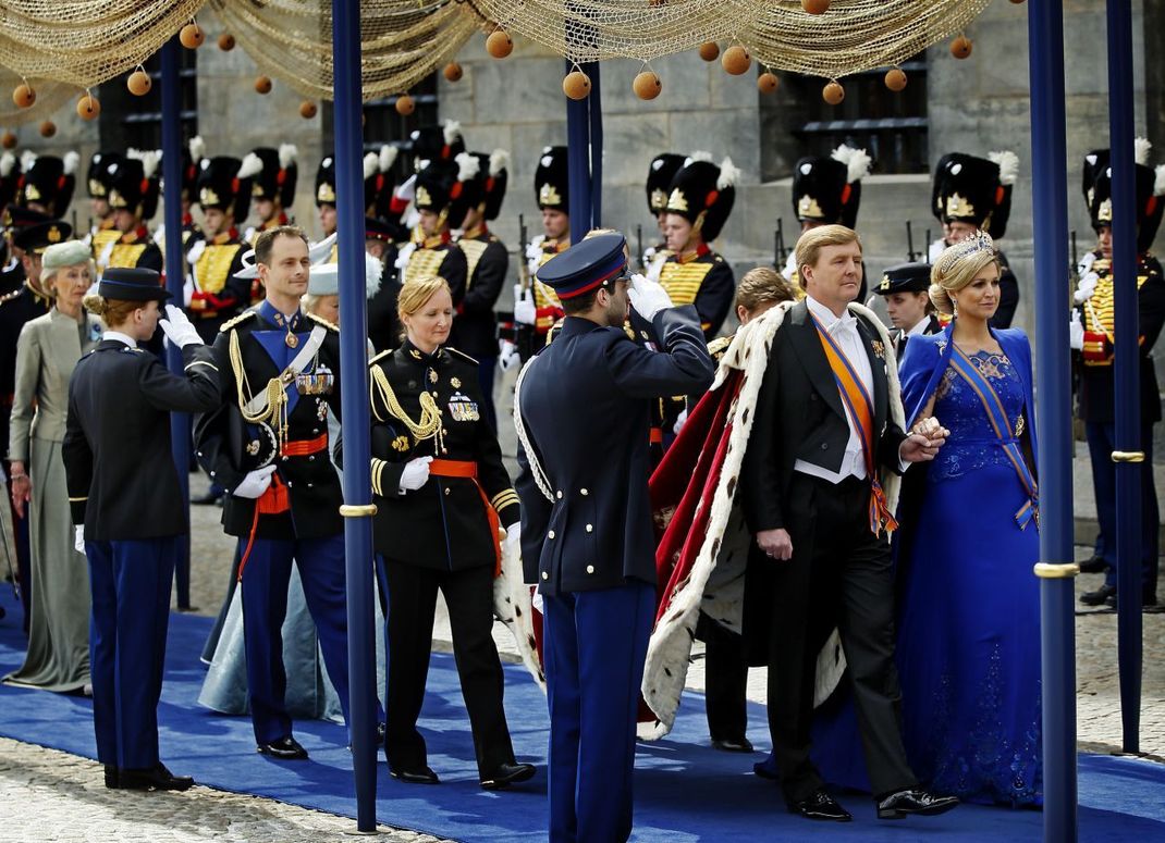 Krönung in Amsterdam: 2013 trug König Willem-Alexander der Niederlande zu seiner Krönung einen traditionellen Mantel mit Hermelinbesatz. Das Foto zeigt ihn mit Königin Maxima beim Einzug in die Kirche, Nieuwe Kerk. Der Mantel geht auf seinen Vorfahren Wilhelm I. zurück und stammte ursprünglich aus dem Jahr 1815. Im heutigen Ornat sind noch Teile des Originals verarbeitet, andere mussten ausgebessert werden.