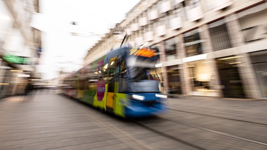 Tödlicher Unfall in Kassel – eine Fußgängerin kam bei dem Straßenbahn-Unglück ums Leben. (Symbolbild)