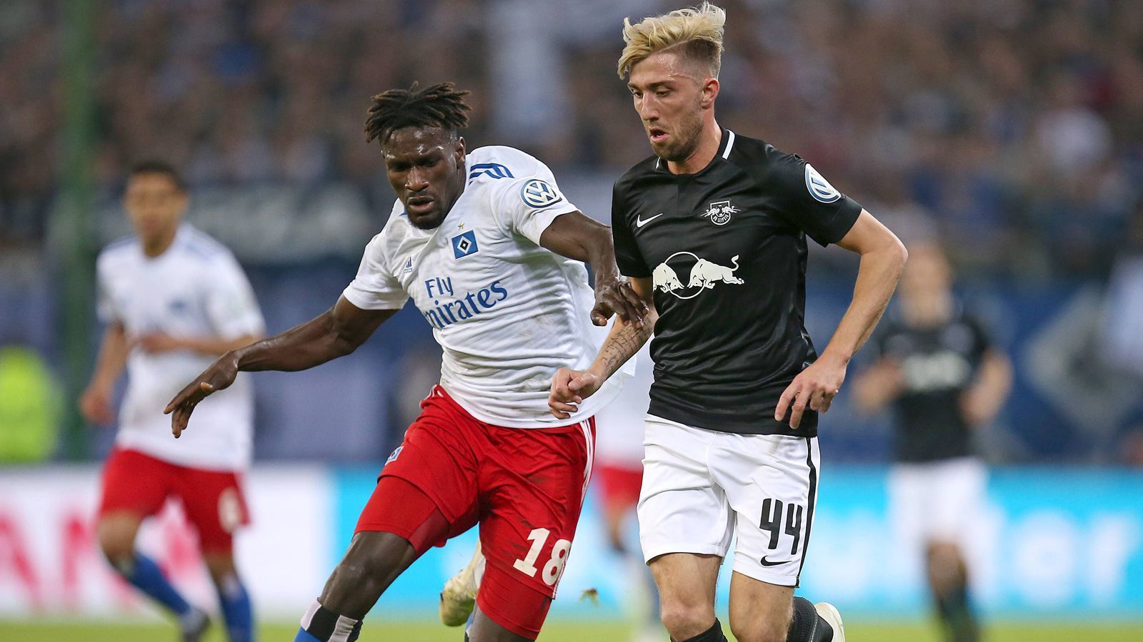 
                <strong>Kevin Kampl (RB Leipzig)</strong><br>
                Lauffreudig, immer anspielbar, treibt das Spiel an, patzt aber im Zweikampf gegen Jatta, was zum Ausgleich führt. Macht den Fehler durch seinen Zuckerpass auf Poulsen (53.) wieder wett. ran-Note: 3
              