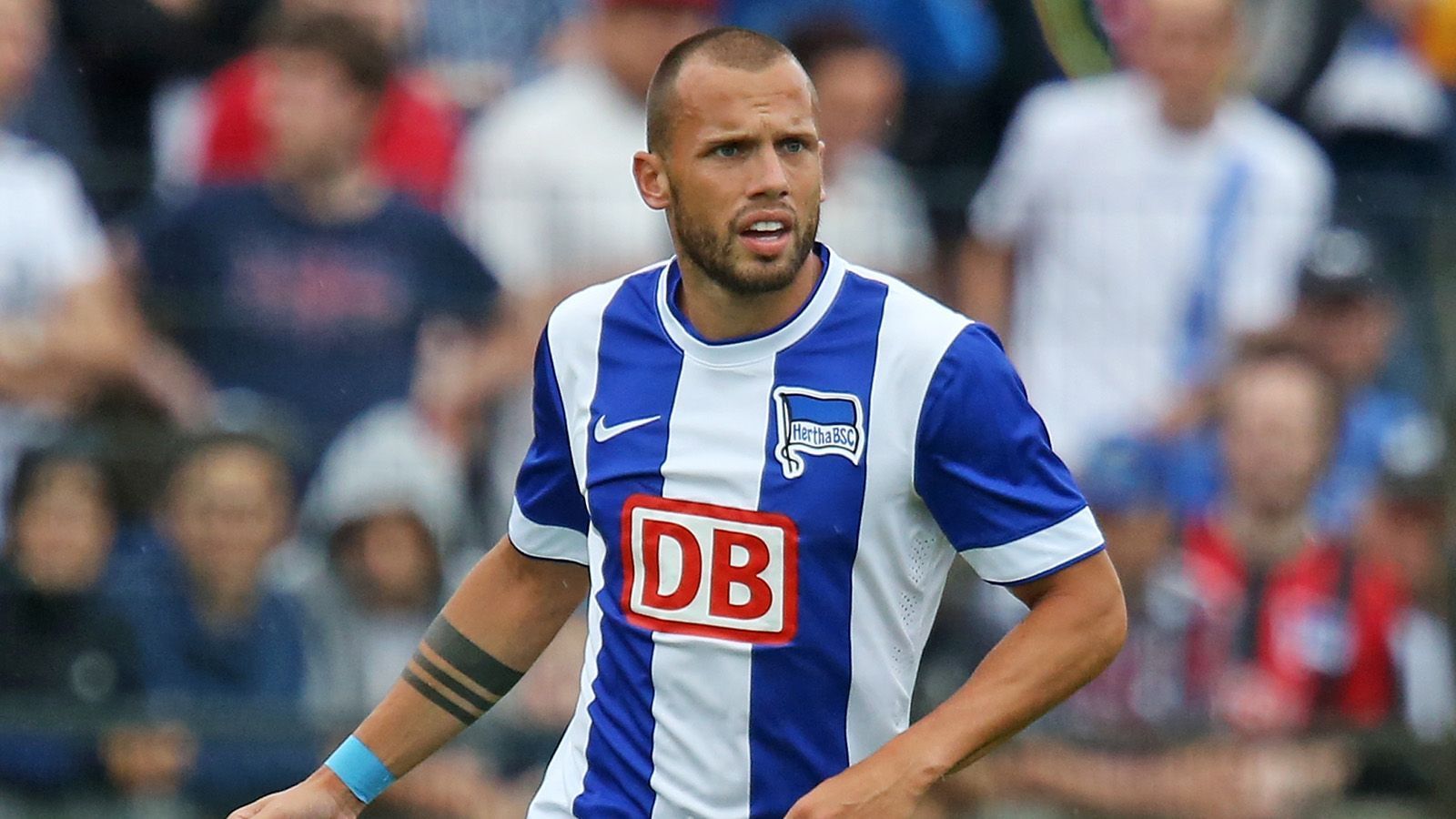 
                <strong>Abwehr: Johnny Heitinga</strong><br>
                Als Vizeweltmeister kam Johnny Heitinga 2014 als großer Hoffnungsträger in die Hauptstadt. Doch es gelang ihm zu keinem Zeitpunkt, die Rolle des Abwehrchefs, die ihm zugedacht war, zu erfüllen. Nach nur einer Saison wurde der Vertrag des Innenverteidigers aufgelöst. Heitinga zog es zurück in seine niederländische Heimat, diesmal zu Ajax Amsterdam.
              