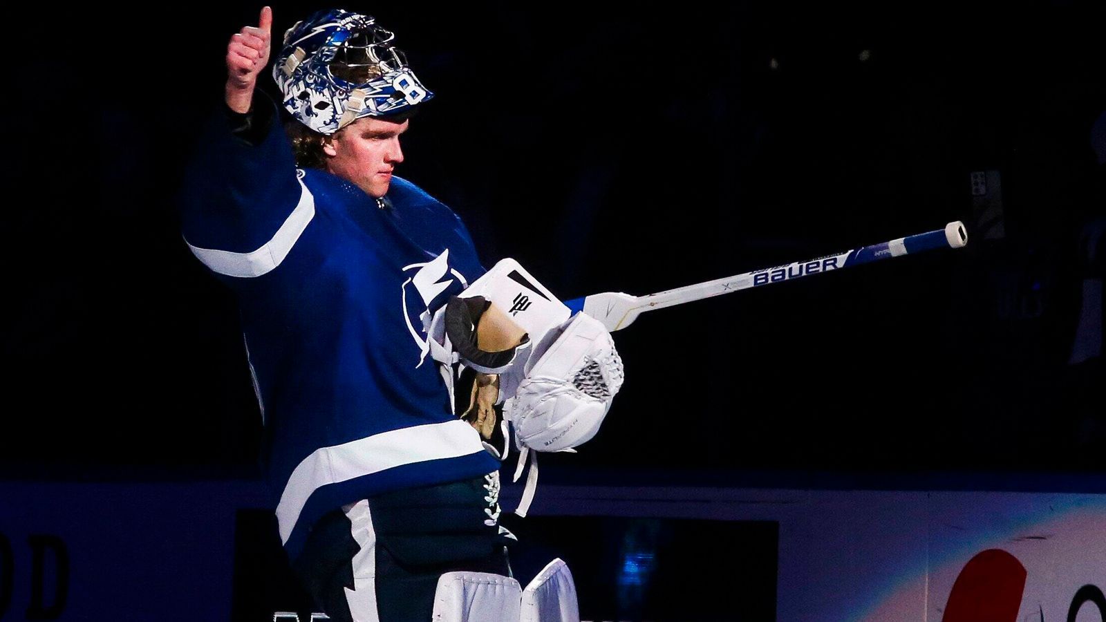 
                <strong>Andrei Wasilewski</strong><br>
                Stattdessen ging die Auszeichnung an den Torwart. Andrei Wasilewski ist seit der Saison 2014/15 der sichere Rückhalt der Lightning. Der Russe gilt als einer der besten Goalies der NHL. Im Jahre 2019 erhielt er die Vezina Trophy als bester Torhüter der Saison. Tampa Bay sicherte sich seine Dienste beim NHL Draft 2012 bereits in der ersten Runde an Position 19. Wasilewski ist mit einem Jahresverdienst von 9,5 Millionen US-Dollar zusammen mit Kutscherow Tampa Bays Topverdiener.
              