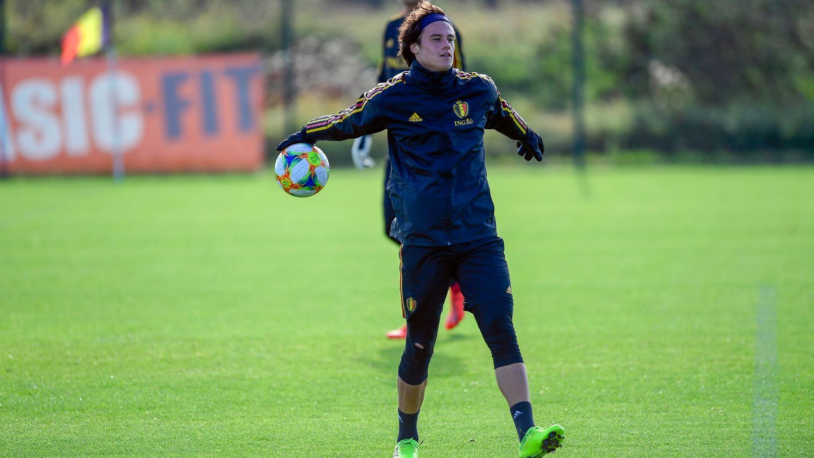 
                <strong>Mile Svilar</strong><br>
                Die Nummer 1 in Belgiens U21-Nationalmannschaft, Mile Svilar, galt vor einigen Jahren als absolutes Toptalent. Der heute 21-Jährige wechselte schon im Sommer 2017 vom RSC Anderlecht nach Portugal zu Benfica Lissabon. Seitdem kam der belgisch-serbische Doppelstaatsbürger für die Portugiesen 21 Mal zum Einsatz, darunter auch in der Champions League. Dauerhaft konnte sich das einstige Torhüter-Juwel jedoch bei Benfica noch nicht behaupten, war zuletzt Backup des früheren Stuttgarters Odysseas Vlachodimos. In der laufenden U21-EM-Quali stand Svilar in allen bisherigen vier Begegnungen zwischen den Pfosten der "Roten Teufel", blieb dabei ein Mal ohne Gegentreffer.
              